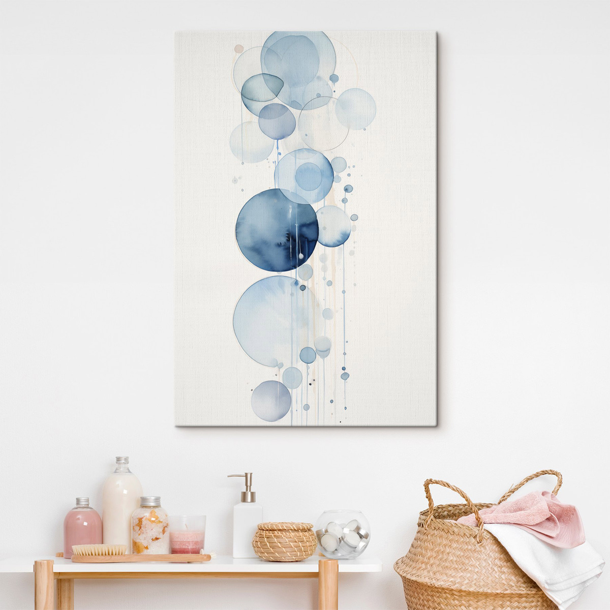 Abstracte blauwe en witte waterverfcirkels met verschillende afmetingen en textuur, tegen een witte achtergrond in een interieur