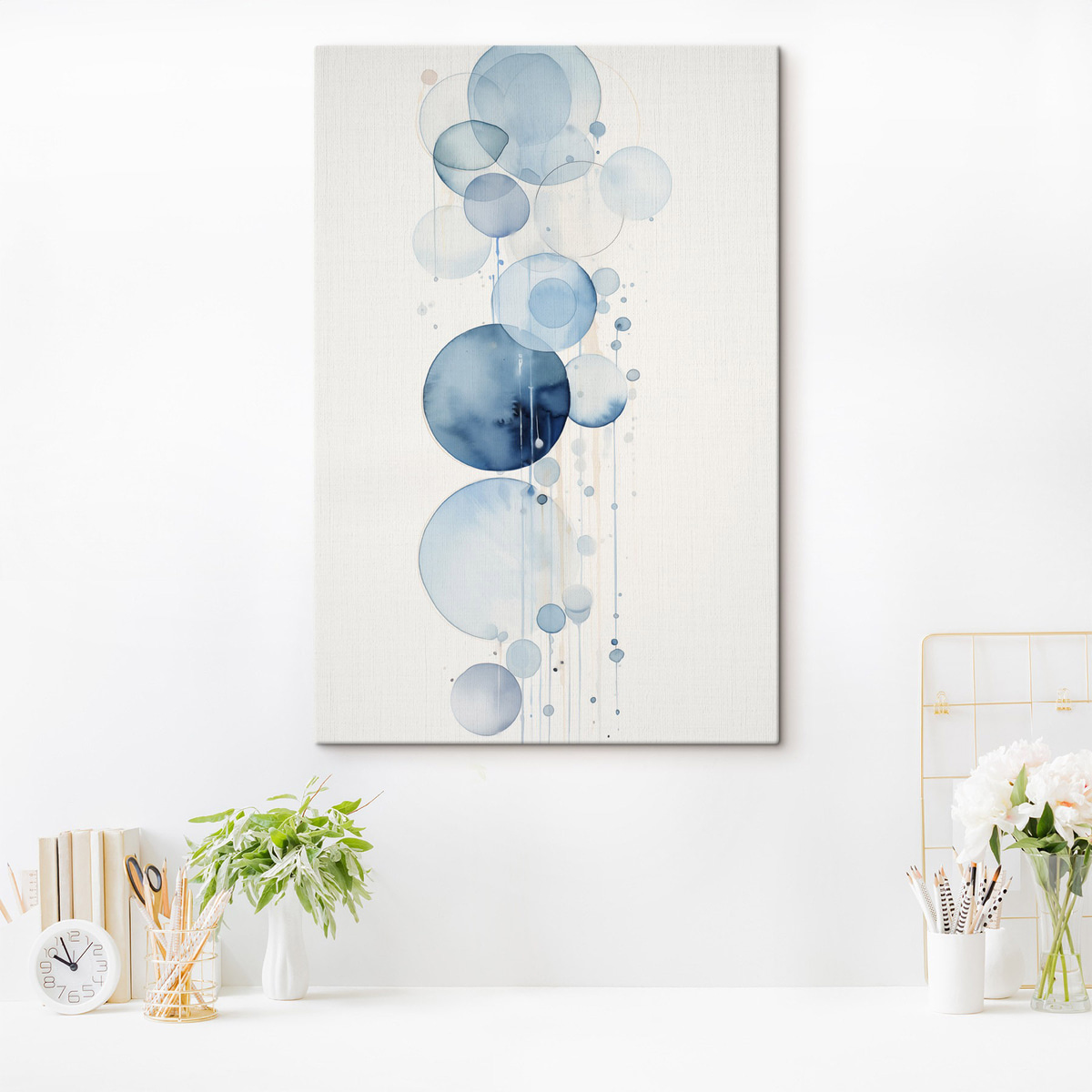 Abstracte blauwe en witte waterverfcirkels met verschillende afmetingen en textuur, tegen een witte achtergrond — interieur 2