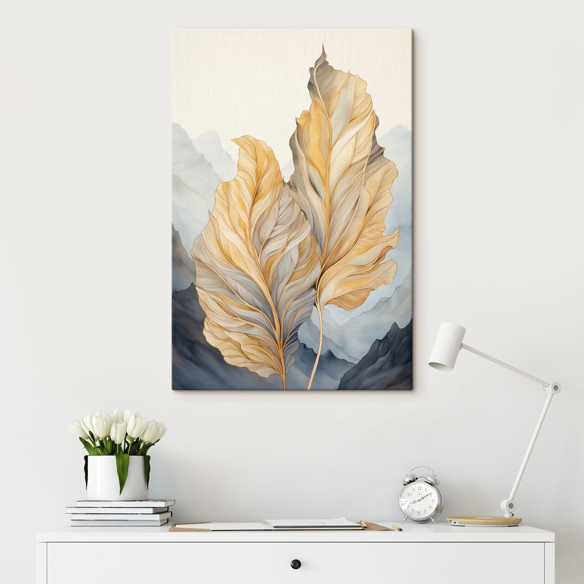 Abstracte grote, gele en bruine bladeren met ingewikkelde details, tegen een berglandschap — interieur 1