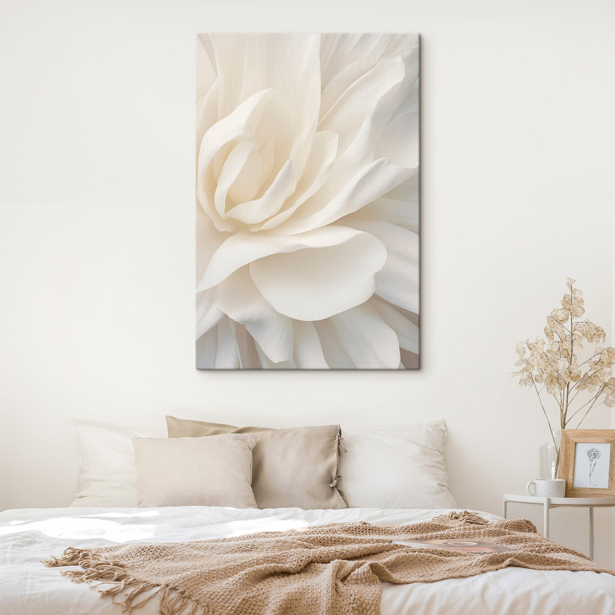 Abstracte witte bloem met delicate, gelaagde bloemblaadjes, minimalistische kunst — interieur 1