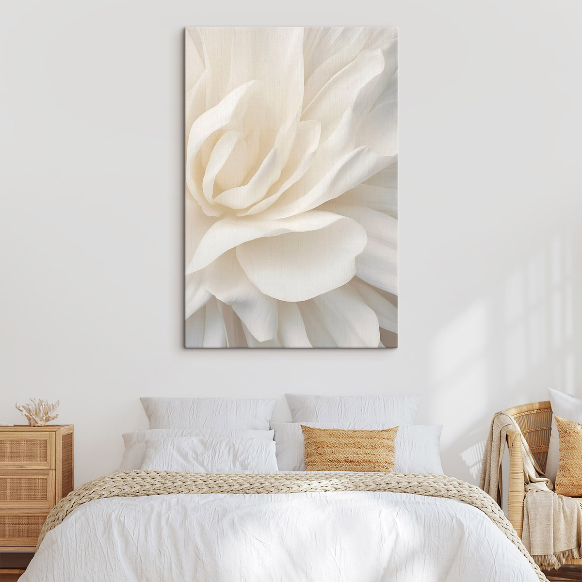 Abstracte witte bloem met delicate, gelaagde bloemblaadjes, minimalistische kunst — interieur 2