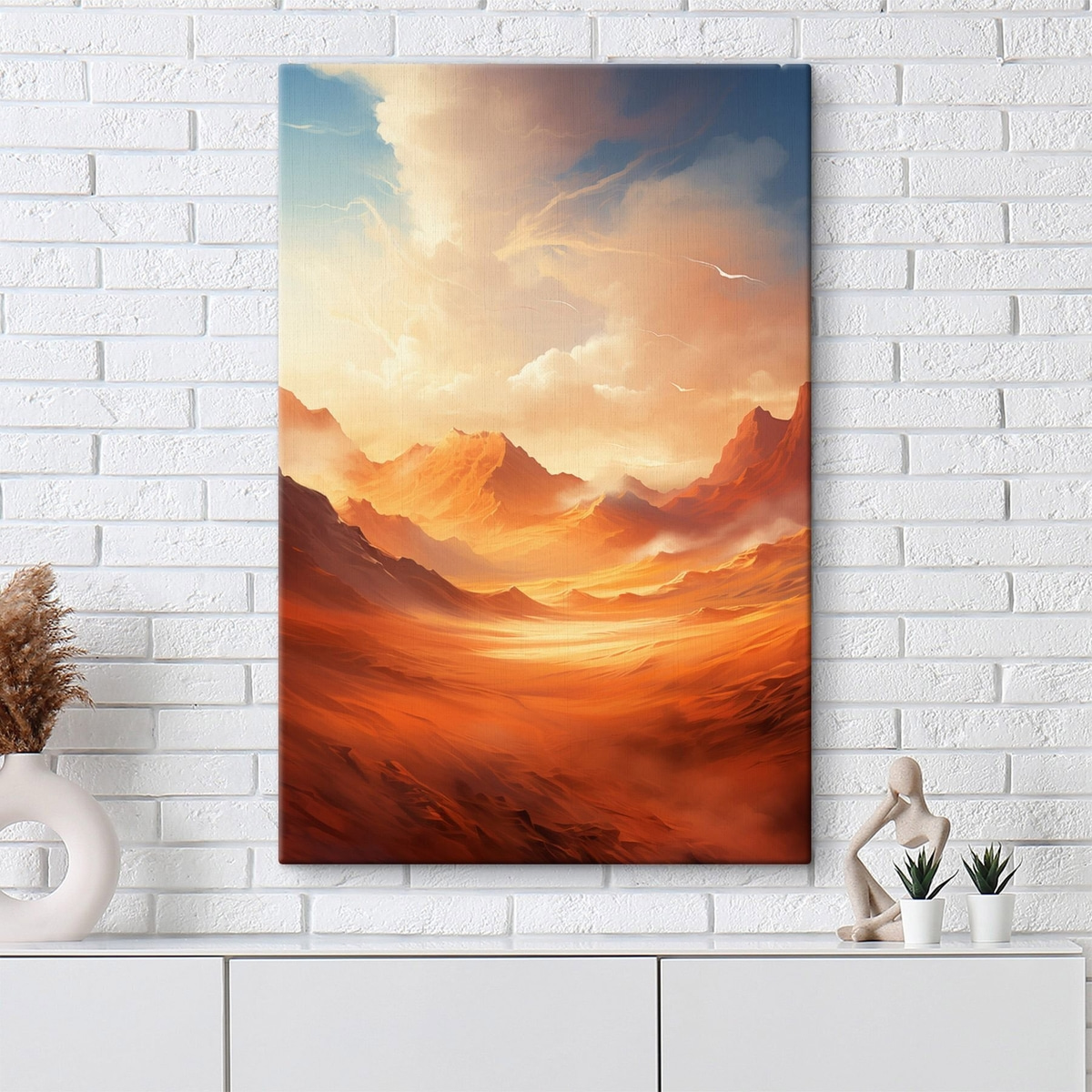 Een uitgestrekt, oranje woestijnlandschap met torenhoge, rotsachtige bergen onder een wazige, zonovergoten hemel met dunne wolken — interieur 2