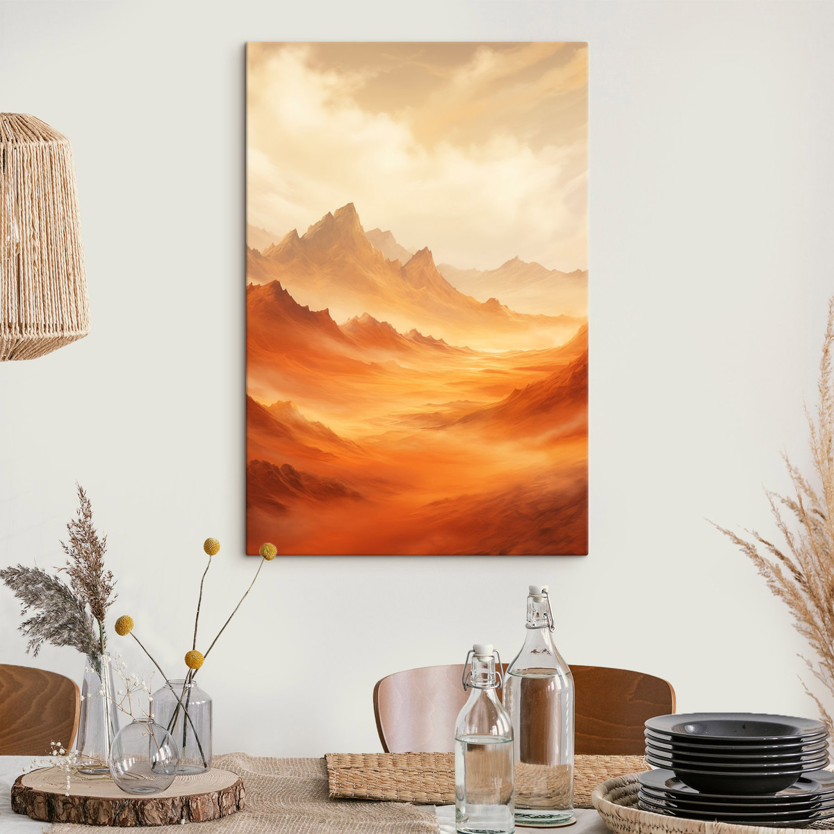 Een uitgestrekt, oranje woestijnlandschap met torenhoge, rotsachtige bergen onder een wazige, zonovergoten hemel met dunne wolken — interieur 1