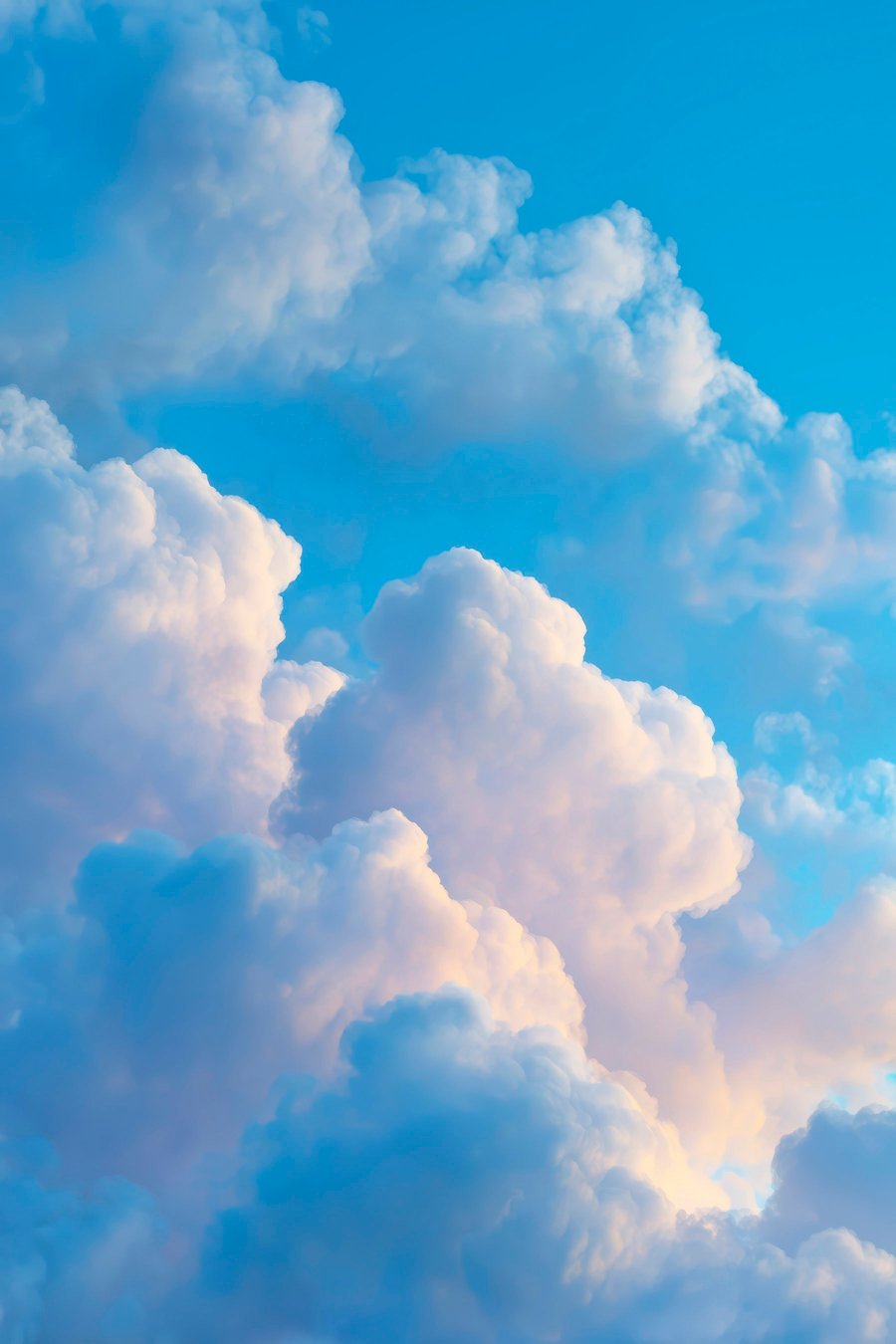Volumineuze wolken in een zacht blauw en roze kleurenpalet in fotorealistische digitale grafische stijl — volledig ontwerp