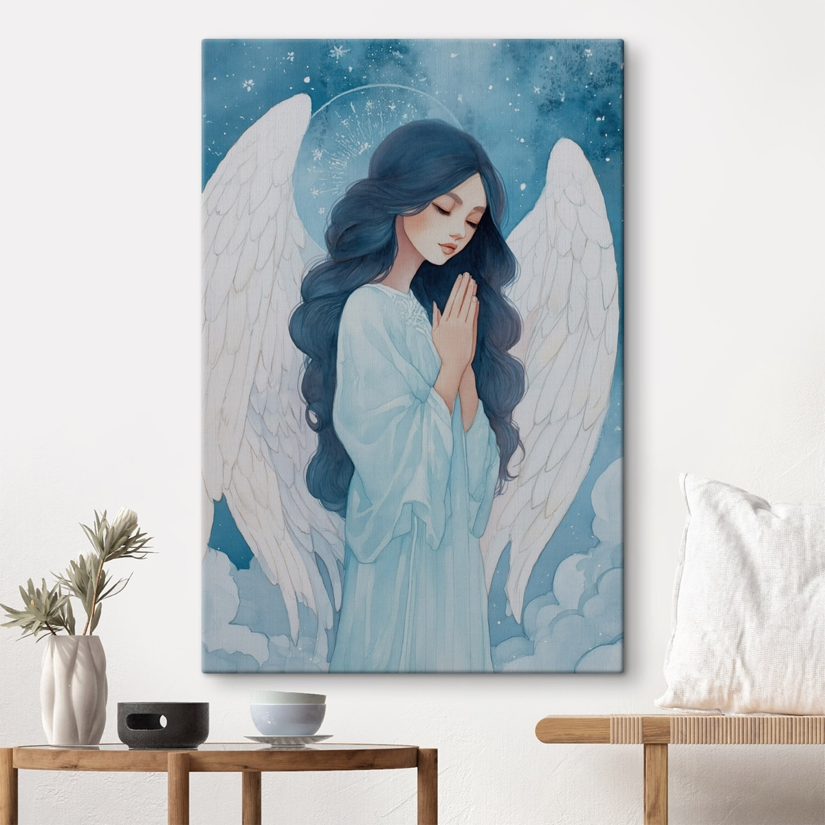 Charmante illustratie van een engel tussen wolken in een wit en blauw kleurenpalet — interieur 1