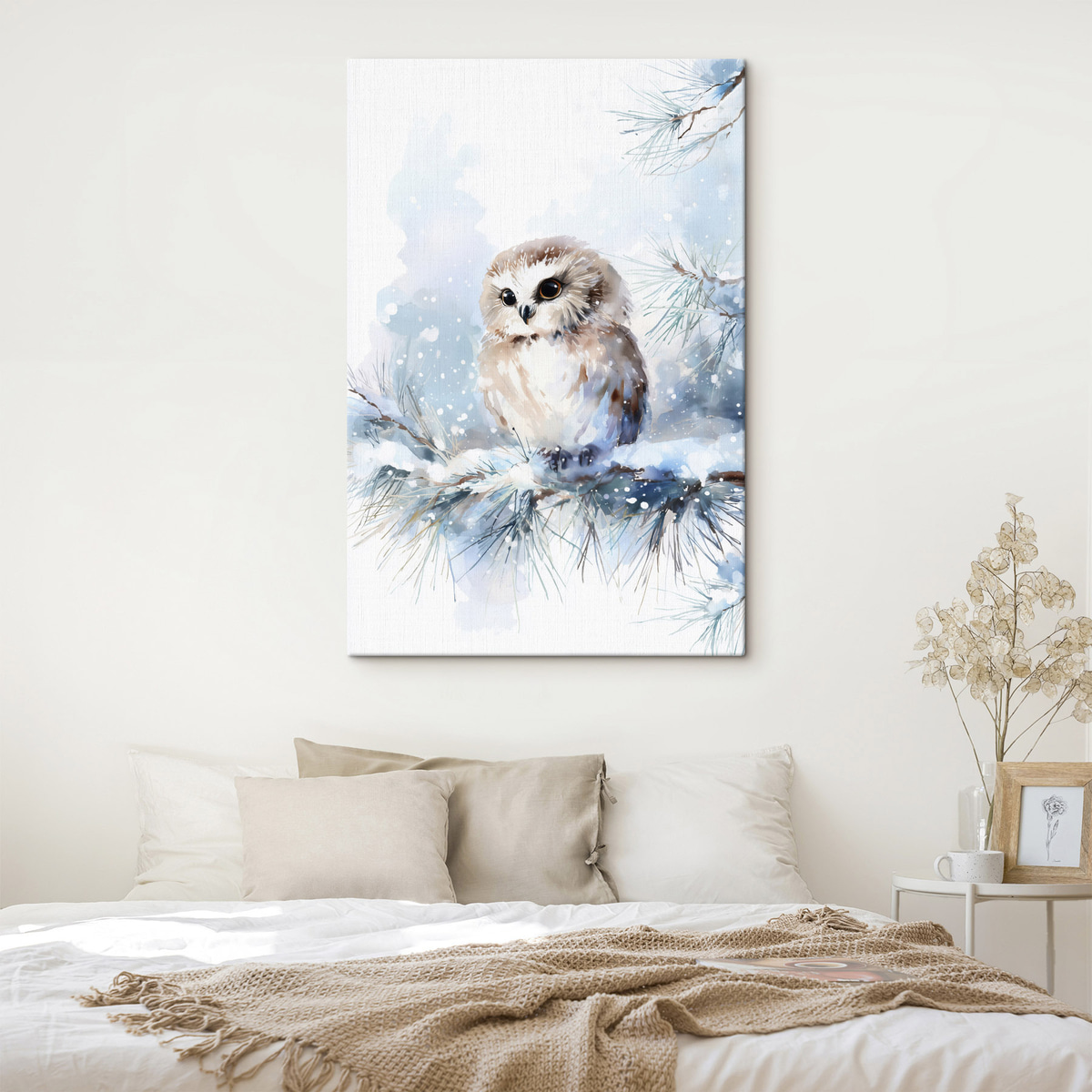 schattige uil op een met sneeuw bedekte dennenboomtak in aquarelstijl — interieur 2