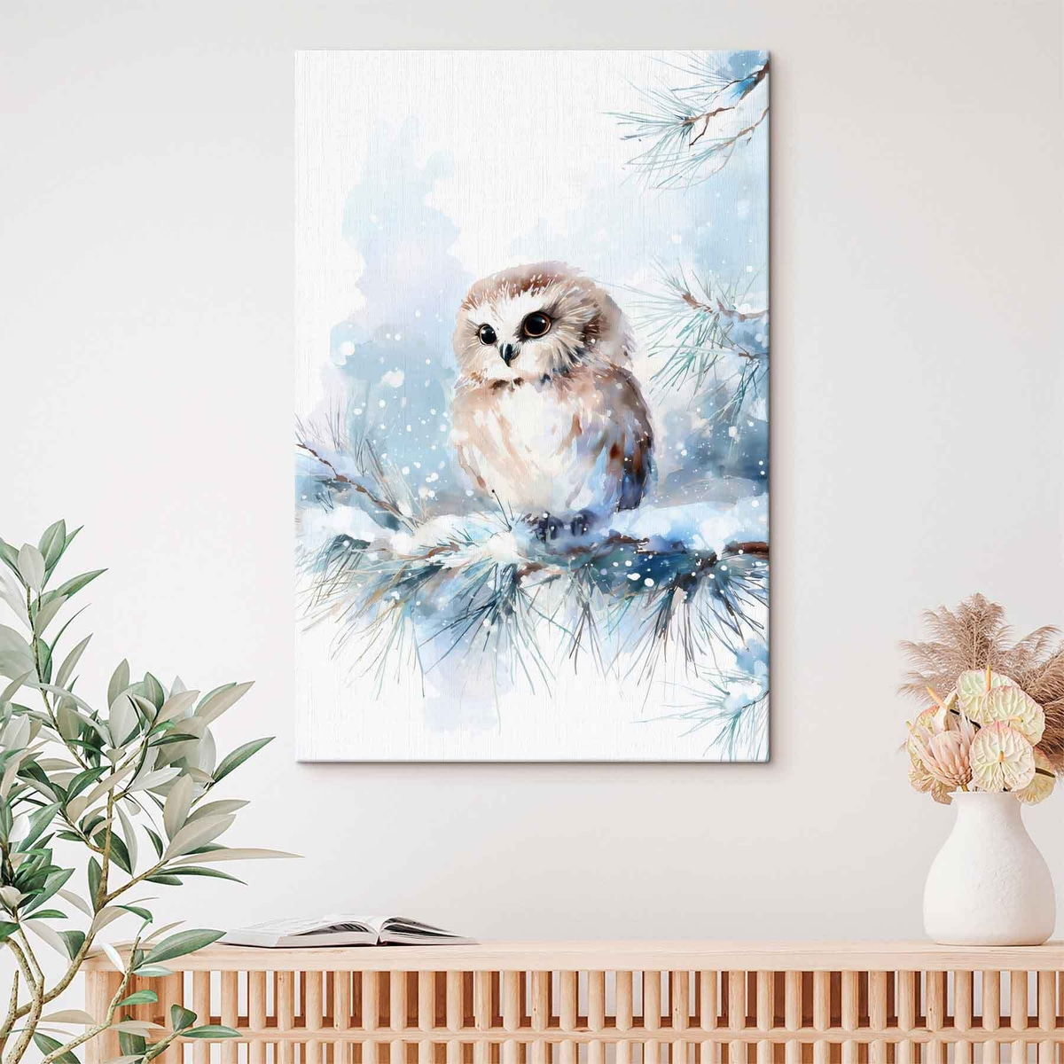 schattige uil op een met sneeuw bedekte dennenboomtak in aquarelstijl — interieur 1