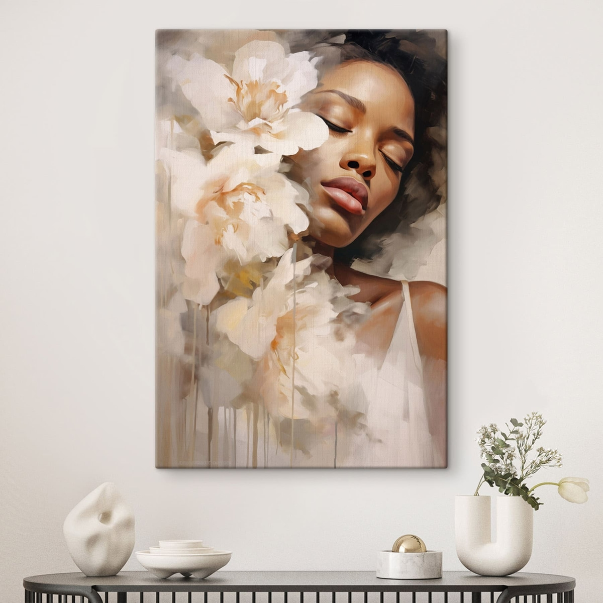 Vrouwelijk portret naast grote bloemen in een interieur