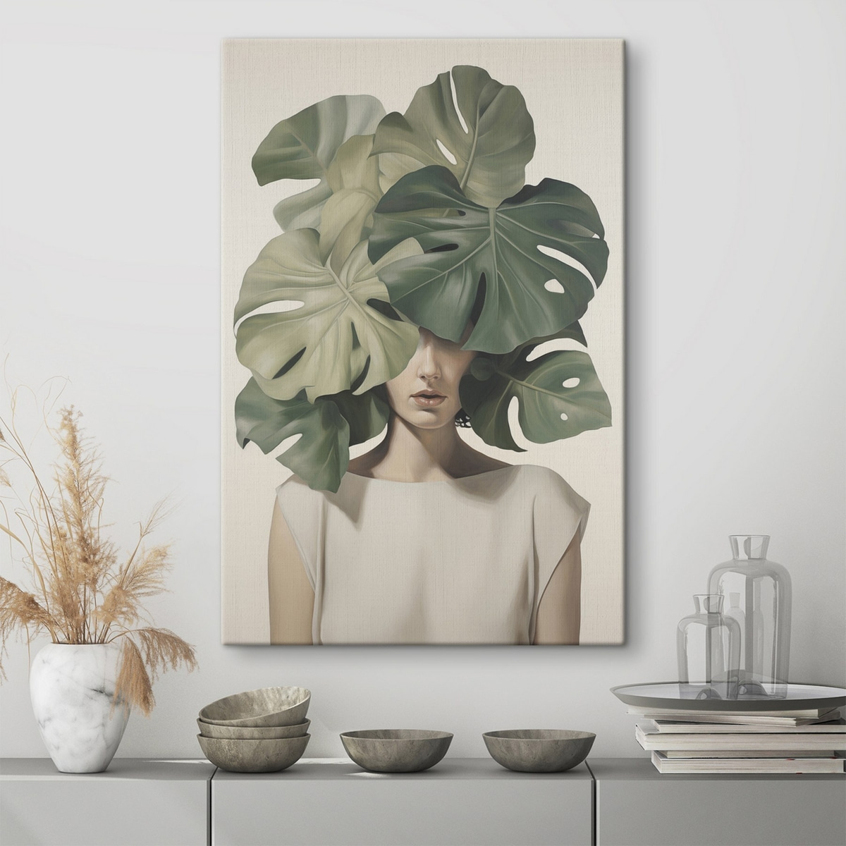 Abstract portret van een meisje met monstera-bladeren in een interieur