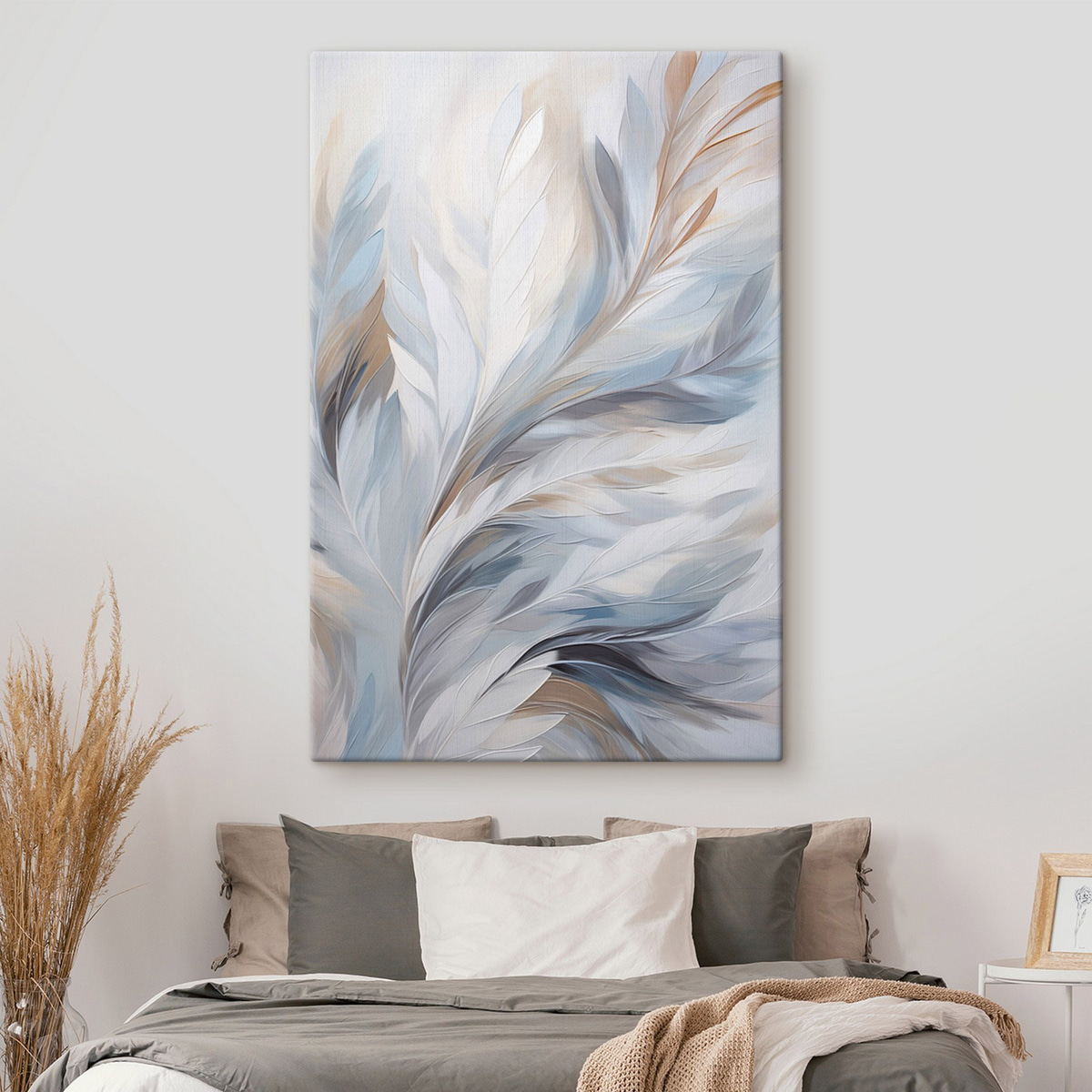 Delicate lichtblauwe en bruine veren met een zachte, etherische textuur, tegen een witte achtergrond — interieur 1