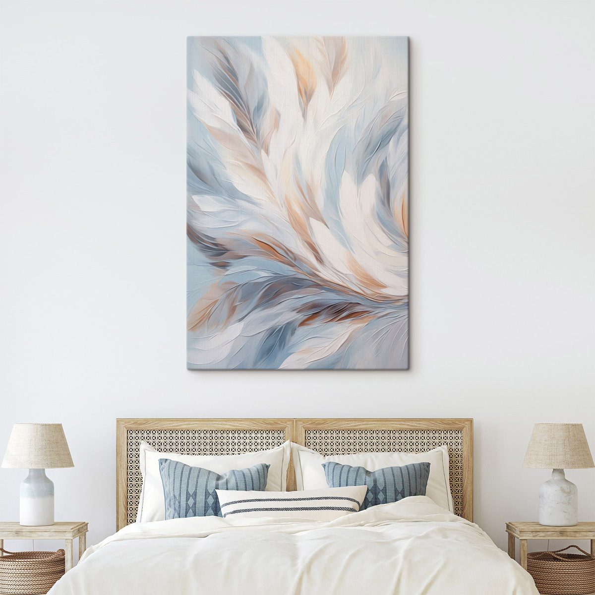 Abstract schilderij van veren in tinten wit, blauw en bruin, met een zachte, vloeiende textuur en een lichte achtergrond. — interieur 1