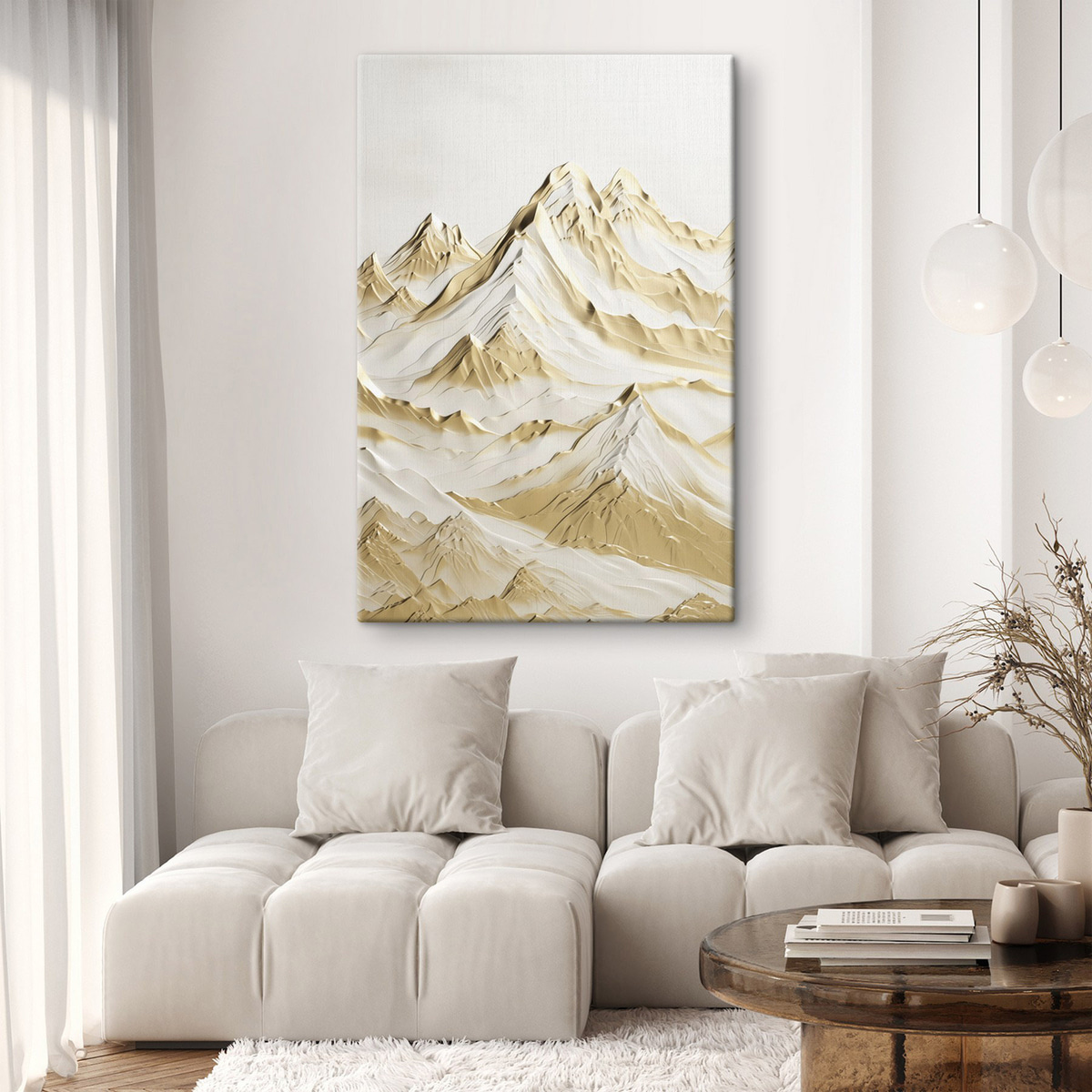 Een landschap van gele, met sneeuw bedekte bergen met scherpe toppen en diepe valleien onder een heldere hemel. — interieur 1
