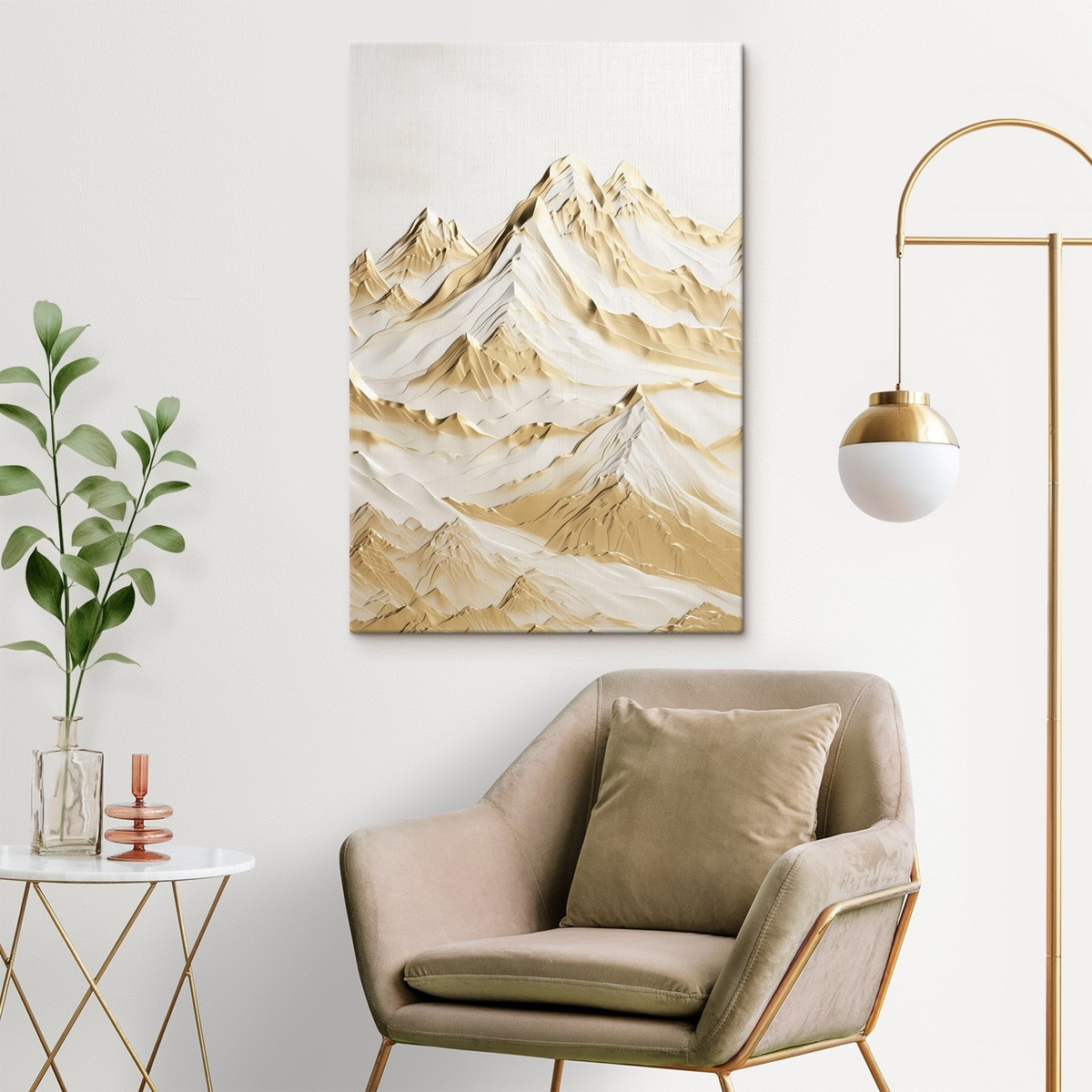 Een landschap van gele, met sneeuw bedekte bergen met scherpe toppen en diepe valleien onder een heldere hemel. — interieur 2