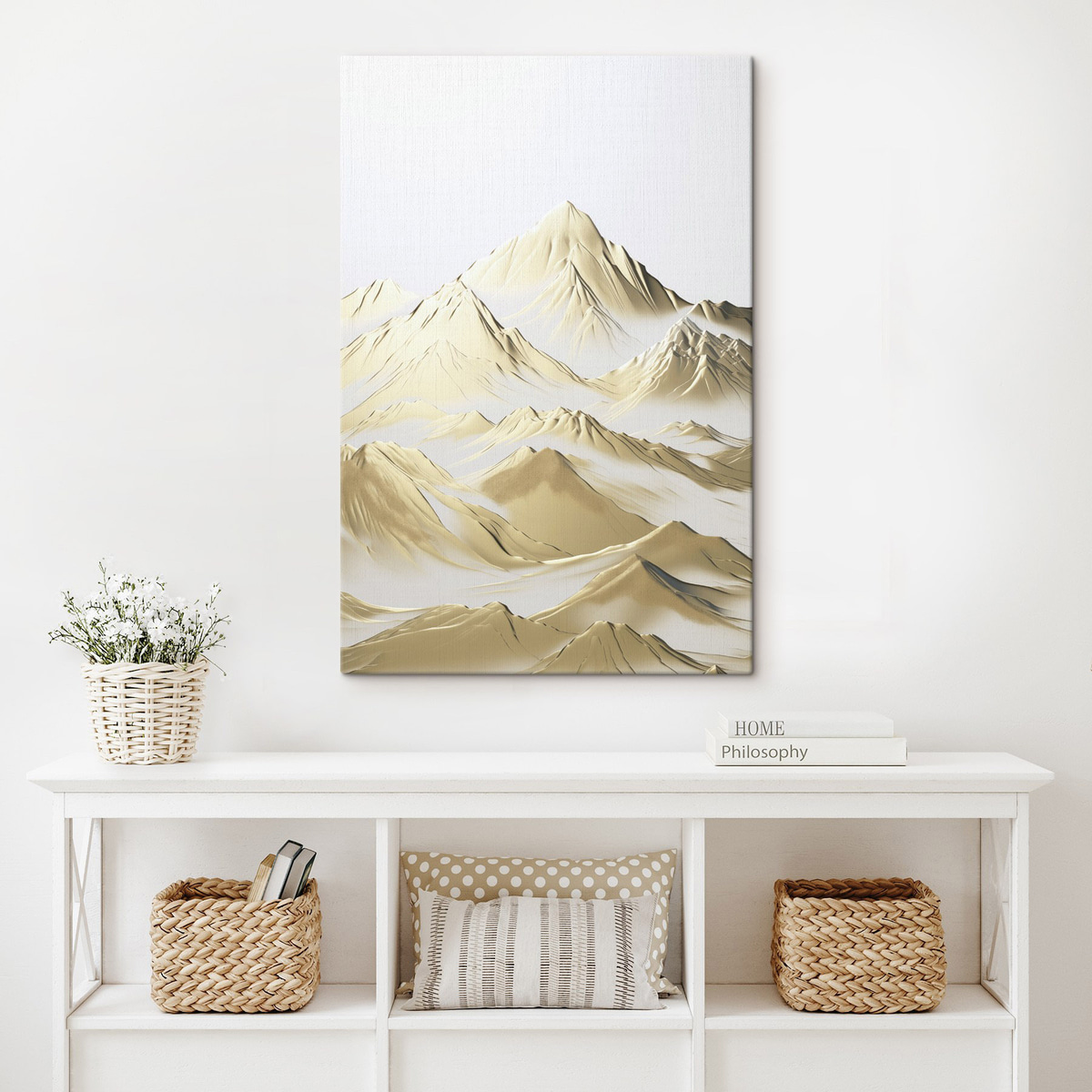 Een landschap van gele, met sneeuw bedekte bergen met scherpe toppen en diepe valleien onder een heldere hemel. — interieur 1