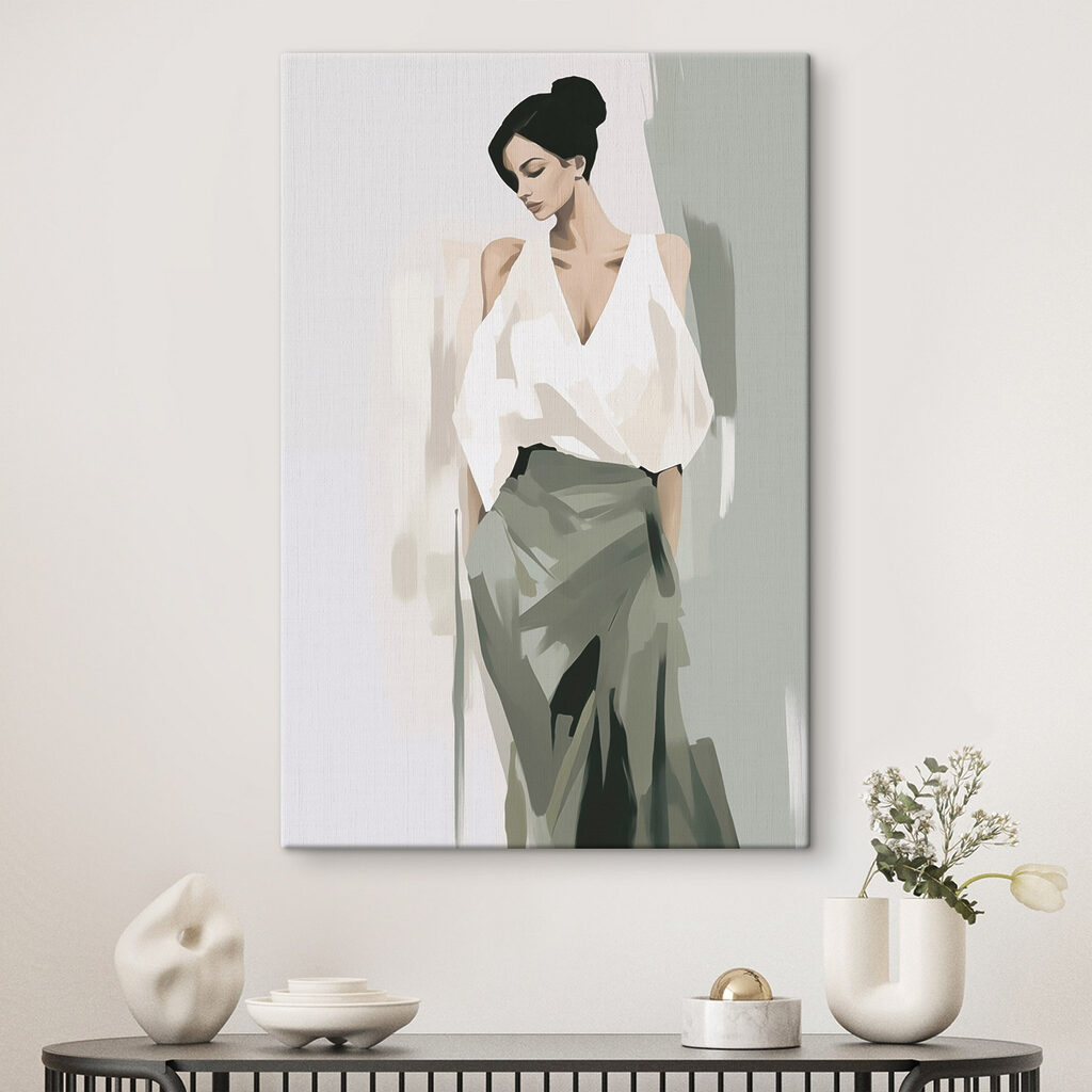 Vrouw in een wit shirt en een groene rok in een interieur