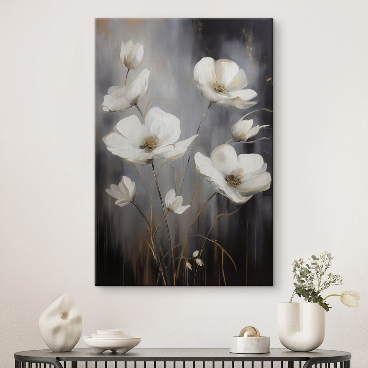 Witte bloemen met bruine hartjes en dunne stelen tegen een donkere, gestructureerde achtergrond — interieur 1