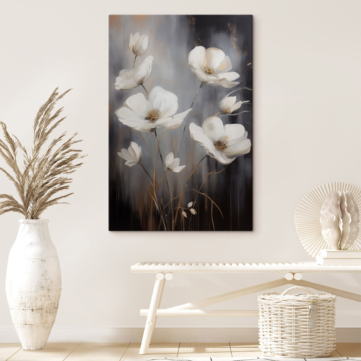 Witte bloemen met bruine hartjes en dunne stelen tegen een donkere, gestructureerde achtergrond — interieur 2