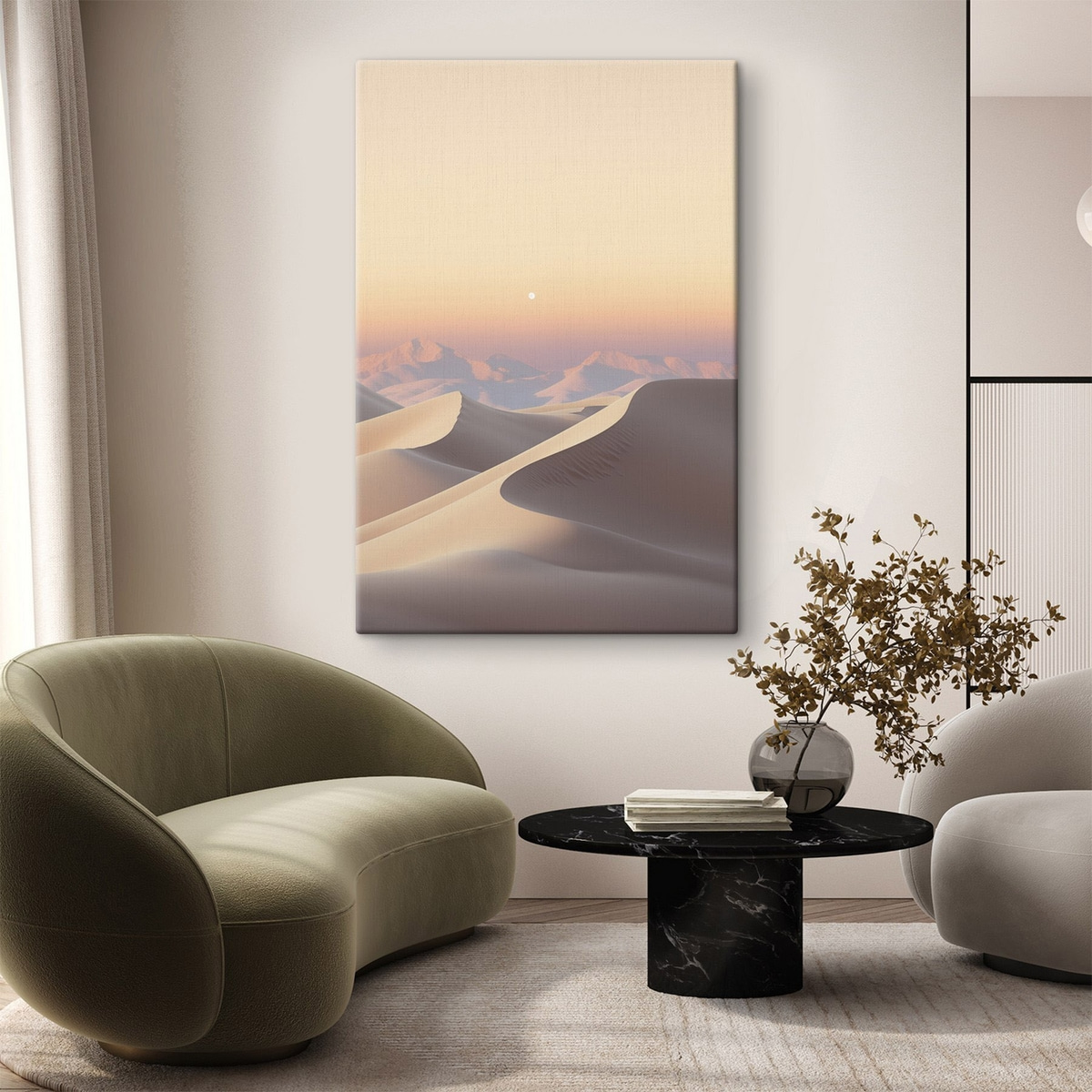 Een woestijnlandschap met glooiende zandduinen onder een zachte pastelkleurige lucht, met in de verte bergen op de achtergrond. — interieur 1