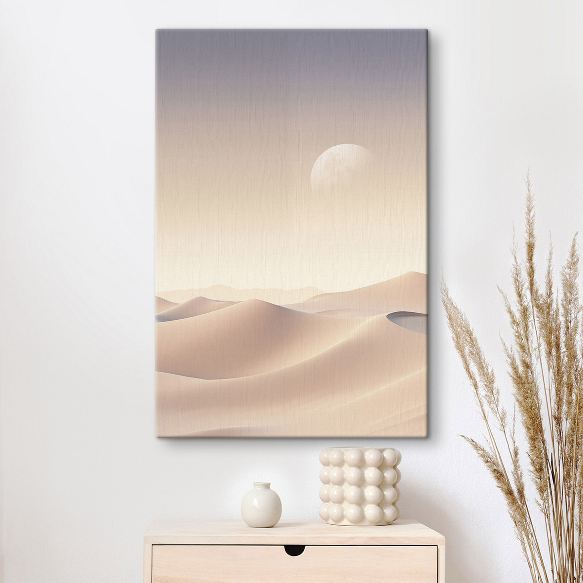 Een woestijnlandschap met glooiende zandduinen onder een zachte pastelkleurige lucht, met in de verte bergen op de achtergrond. — interieur 1