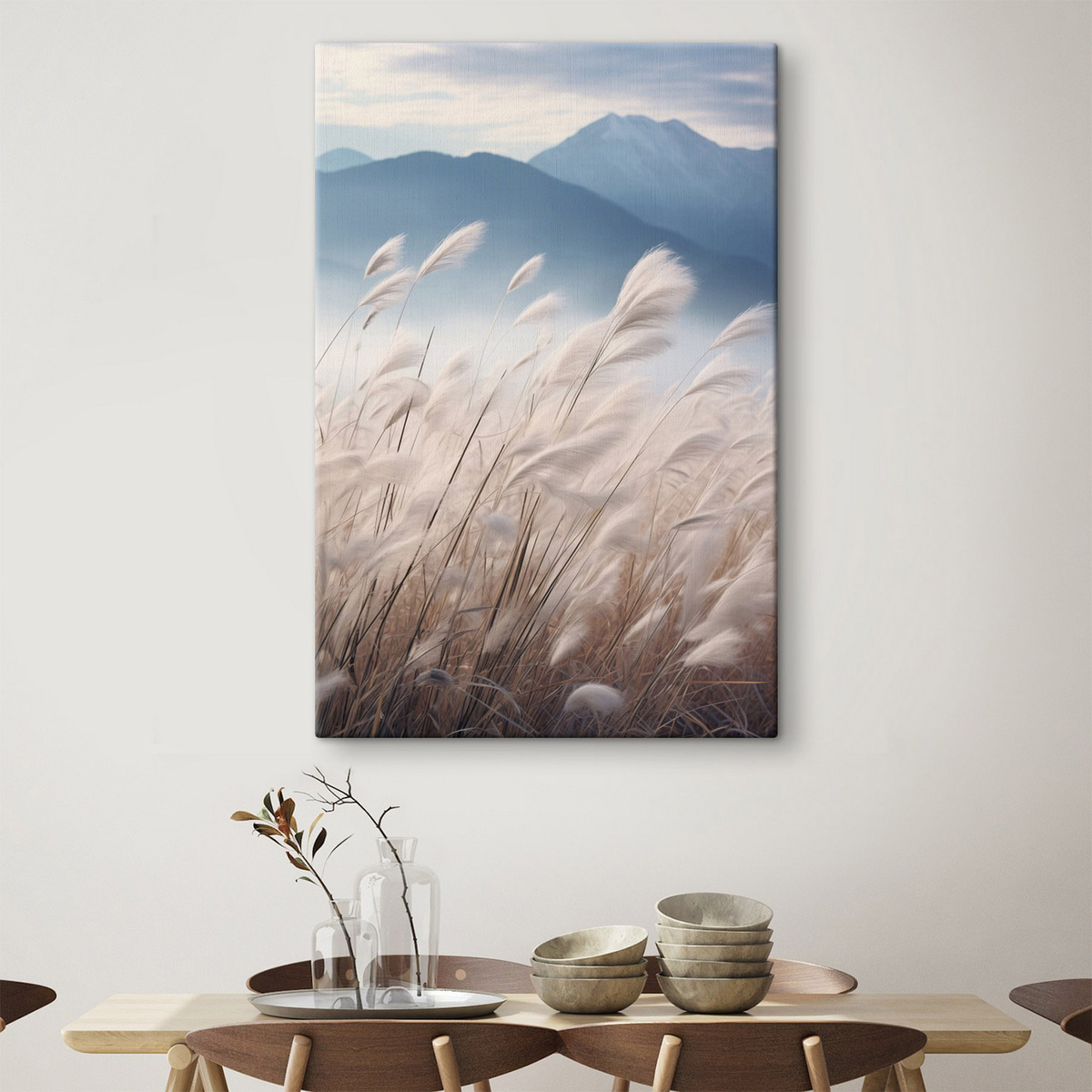 Hoog, wit pampagras dat in de wind wappert met zachte blauwe bergen op de achtergrond — interieur 2