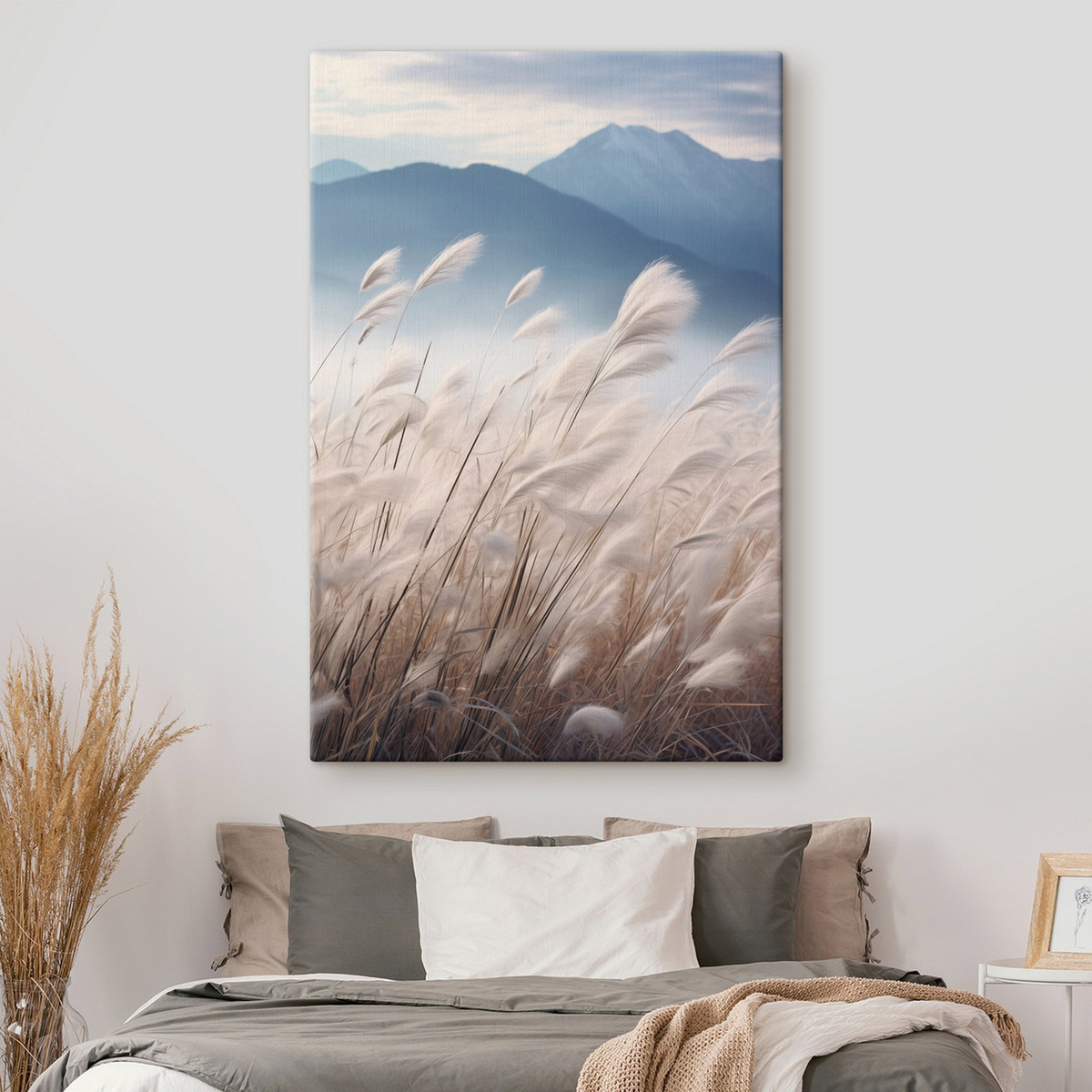 Hoog, wit pampagras dat in de wind wappert met zachte blauwe bergen op de achtergrond — interieur 1