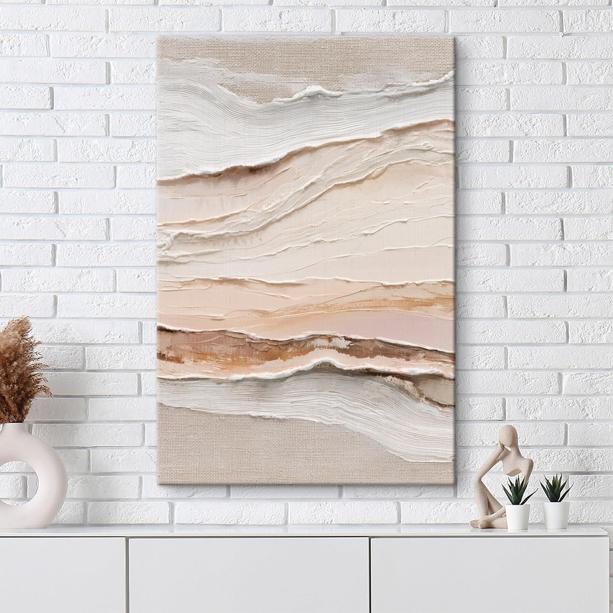 Gelaagde compositie in zand- en crèmekleuren in een interieur