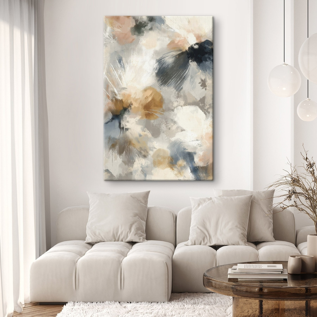 Artistieke compositie met grote bloemen en lineaire grafische elementen in een interieur