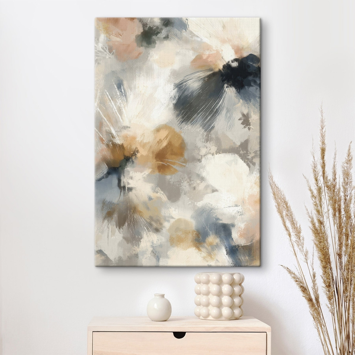 Artistieke compositie met grote bloemen en lineaire grafische elementen — interieur 3