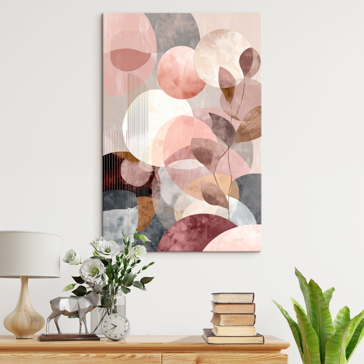 Geometrische vormen en botanische elementen in een moderne minimalistische stijl in een interieur