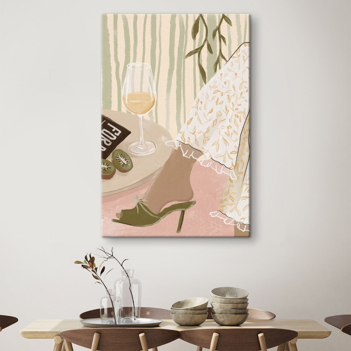 Tafel met wijnglas en kiwi bij jurk — interieur 3