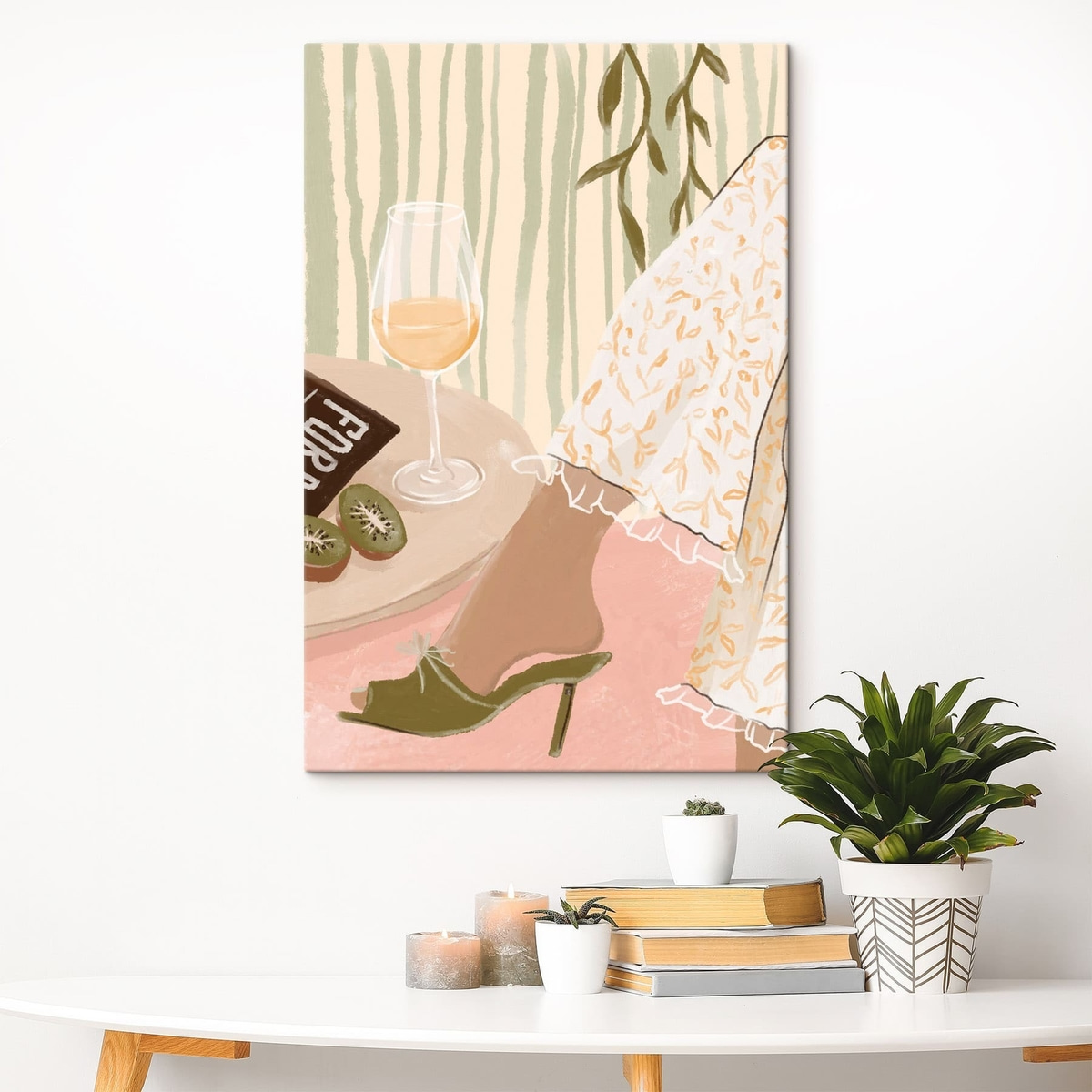 Tafel met wijnglas en kiwi bij jurk — interieur 2