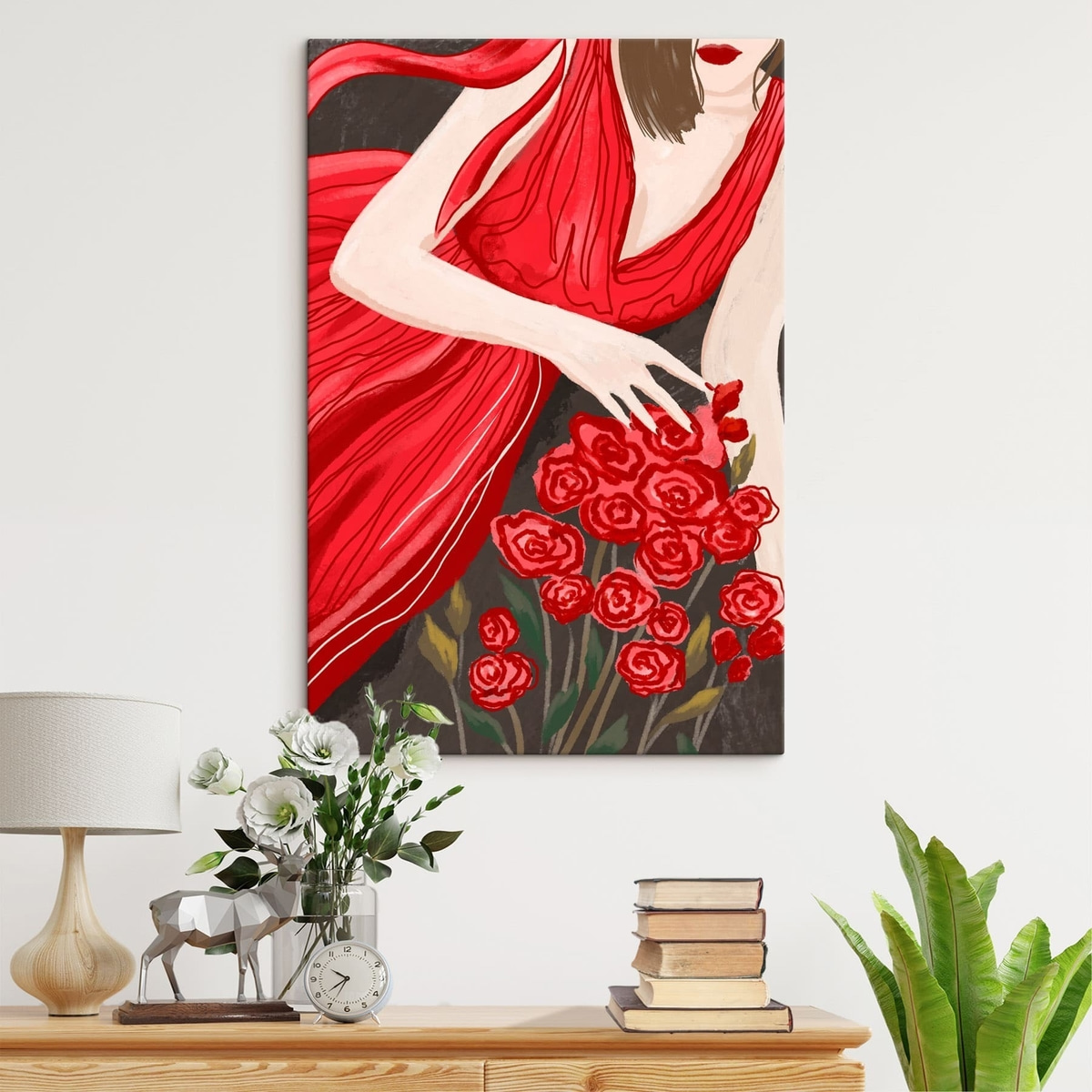 Vrouw in rode jurk met rozenboeket — interieur 1