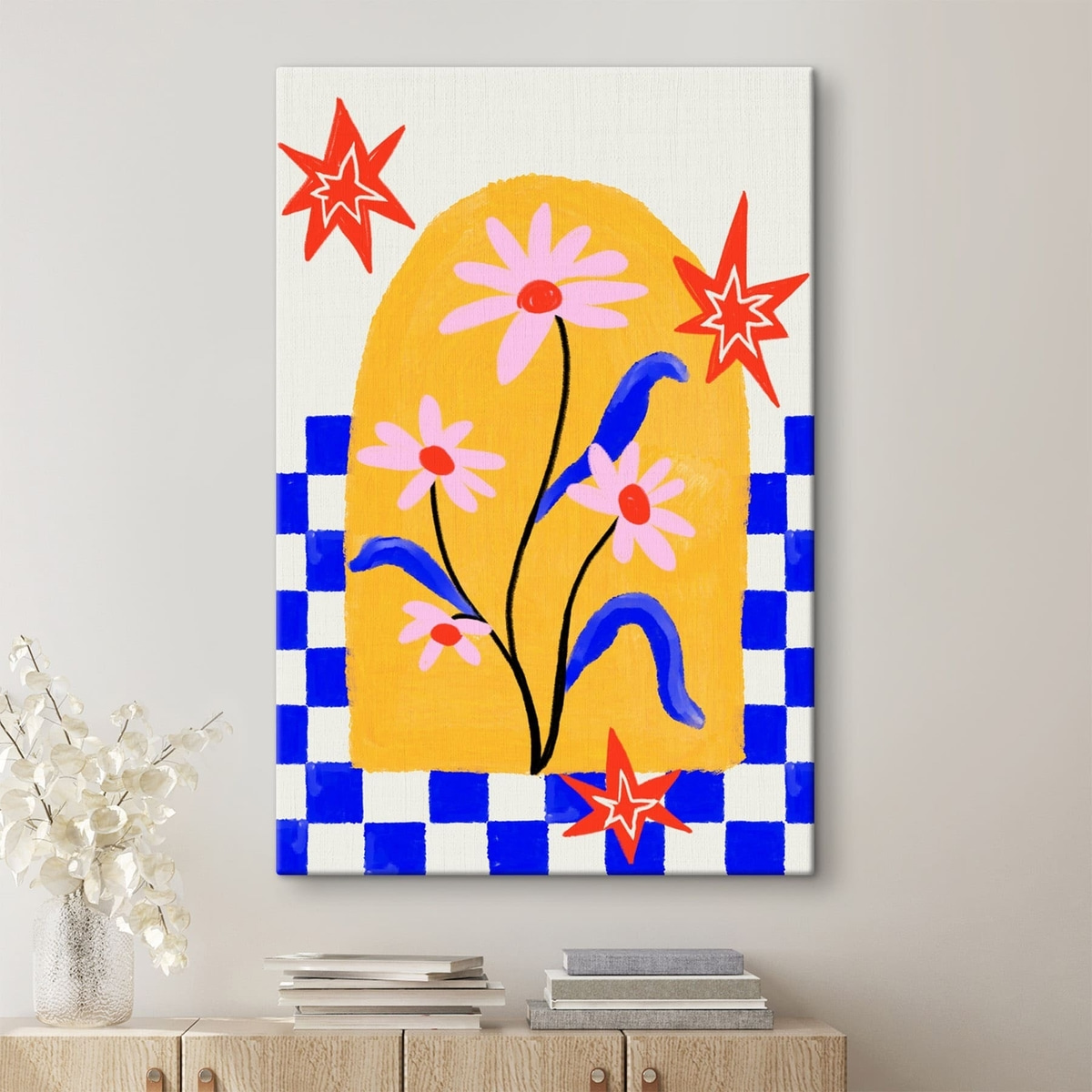 Felle bloemen op een gele achtergrond met een blauw patroon in een interieur