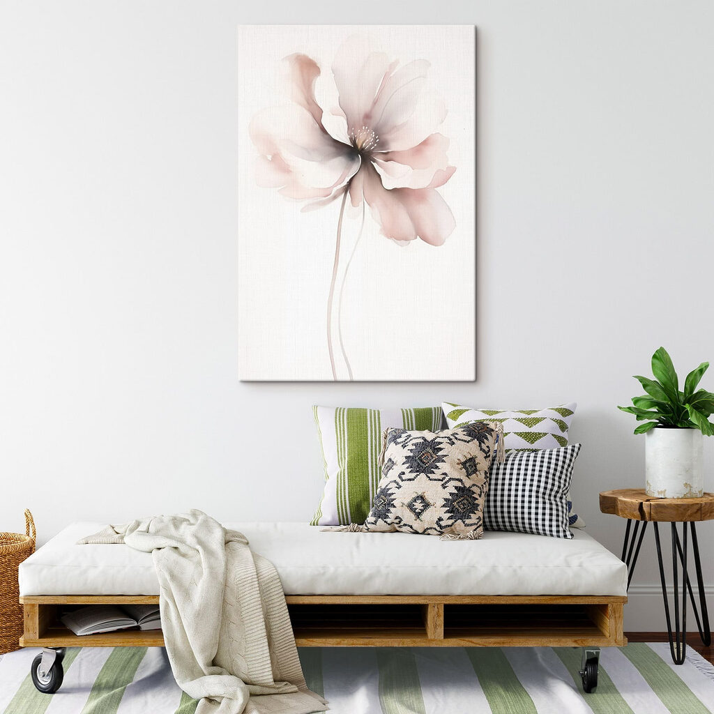 Bleekroze bloem met stelen in een interieur