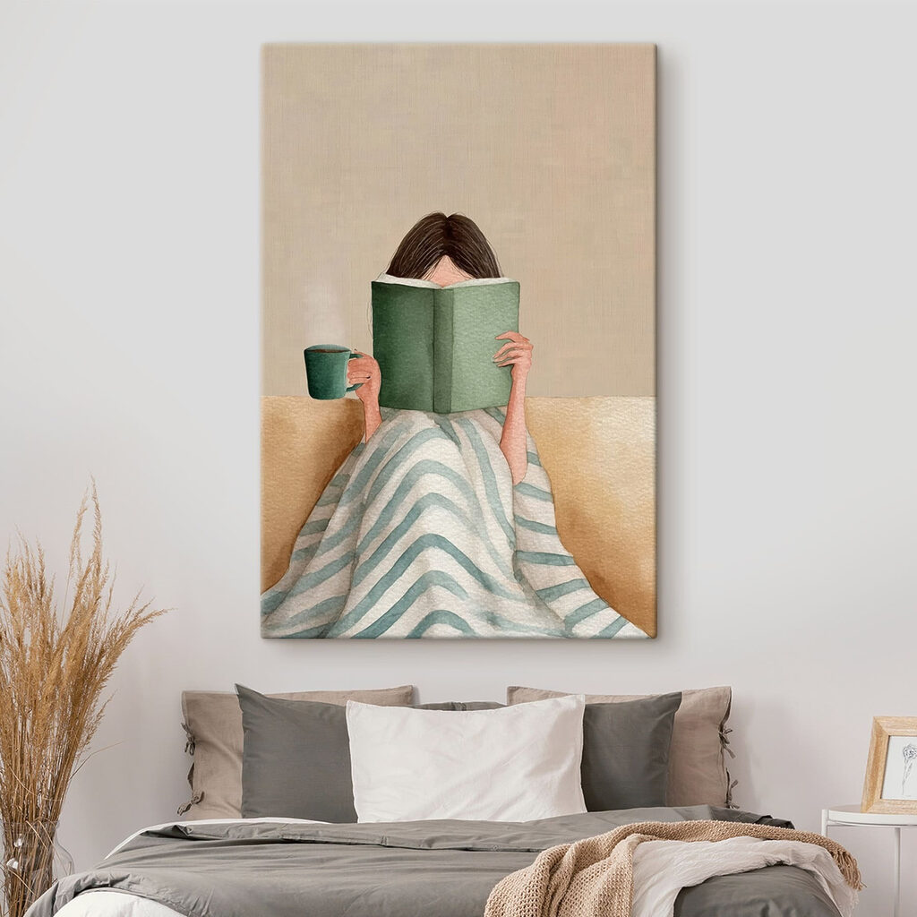 Vrouw die een boek leest en een kopje vasthoudt in een interieur