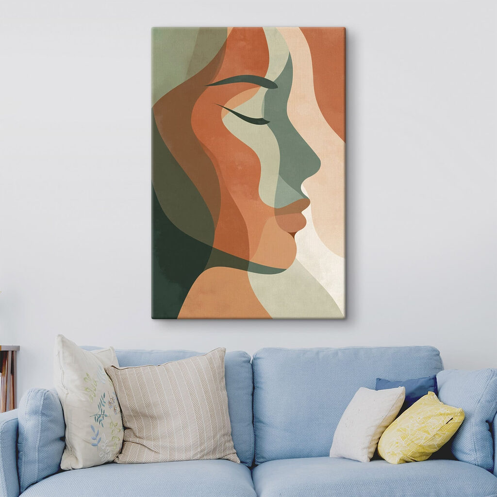 Het gezicht van een vrouw met kleurrijk haar in een interieur