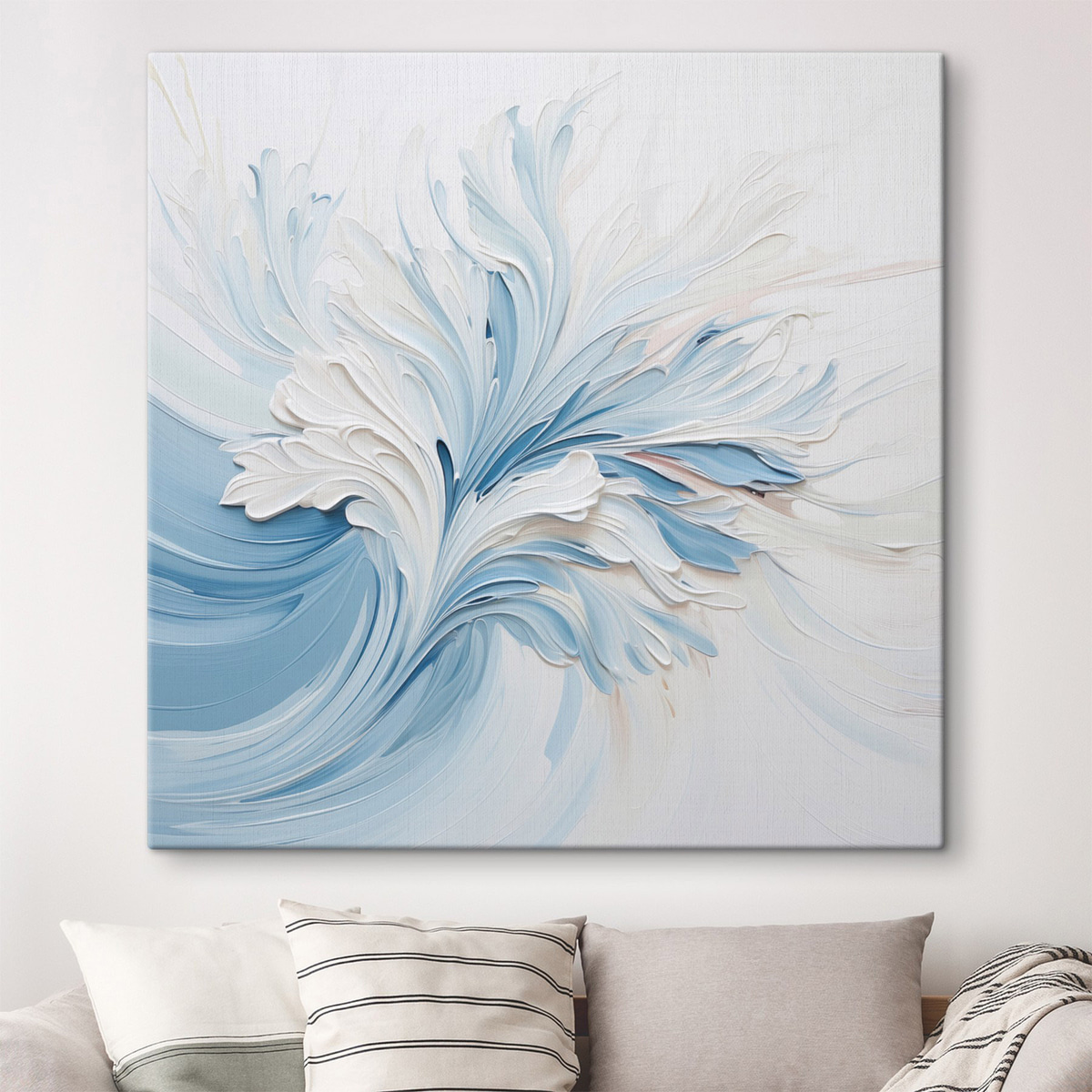 Een abstract bloemmotief in wit en lichtblauw met bloemblaadjes met textuur en wervelende lijnen — interieur 1