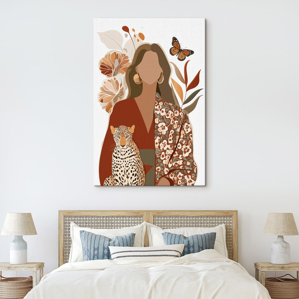 Vrouw met een luipaard en vlinders in een interieur