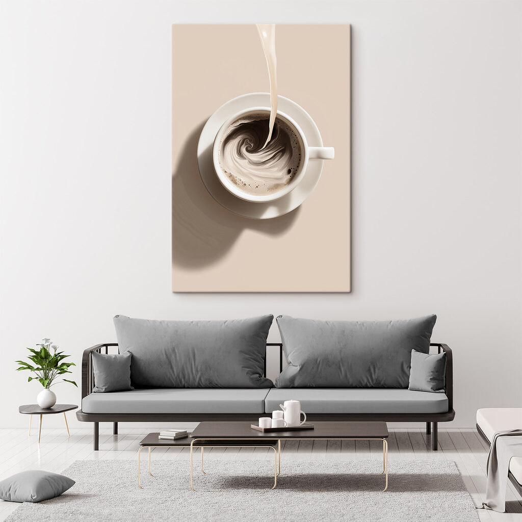 Een kopje koffie waarin melk wordt ingeschonken in een interieur