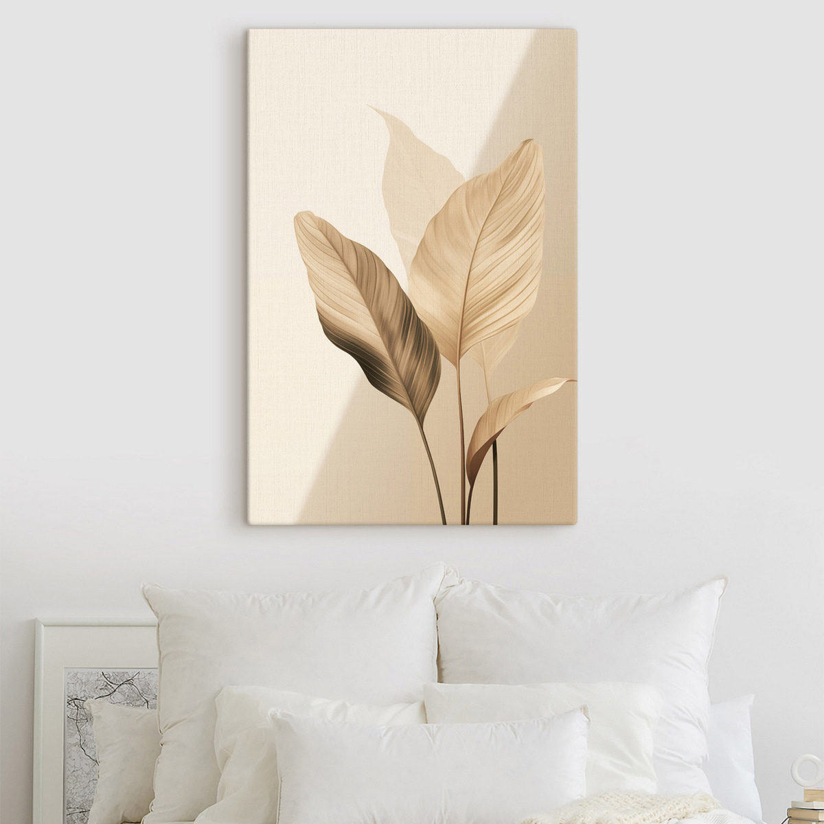 Grote tropische bladeren in beige- en bruintinten, lichte achtergrond — interieur 1