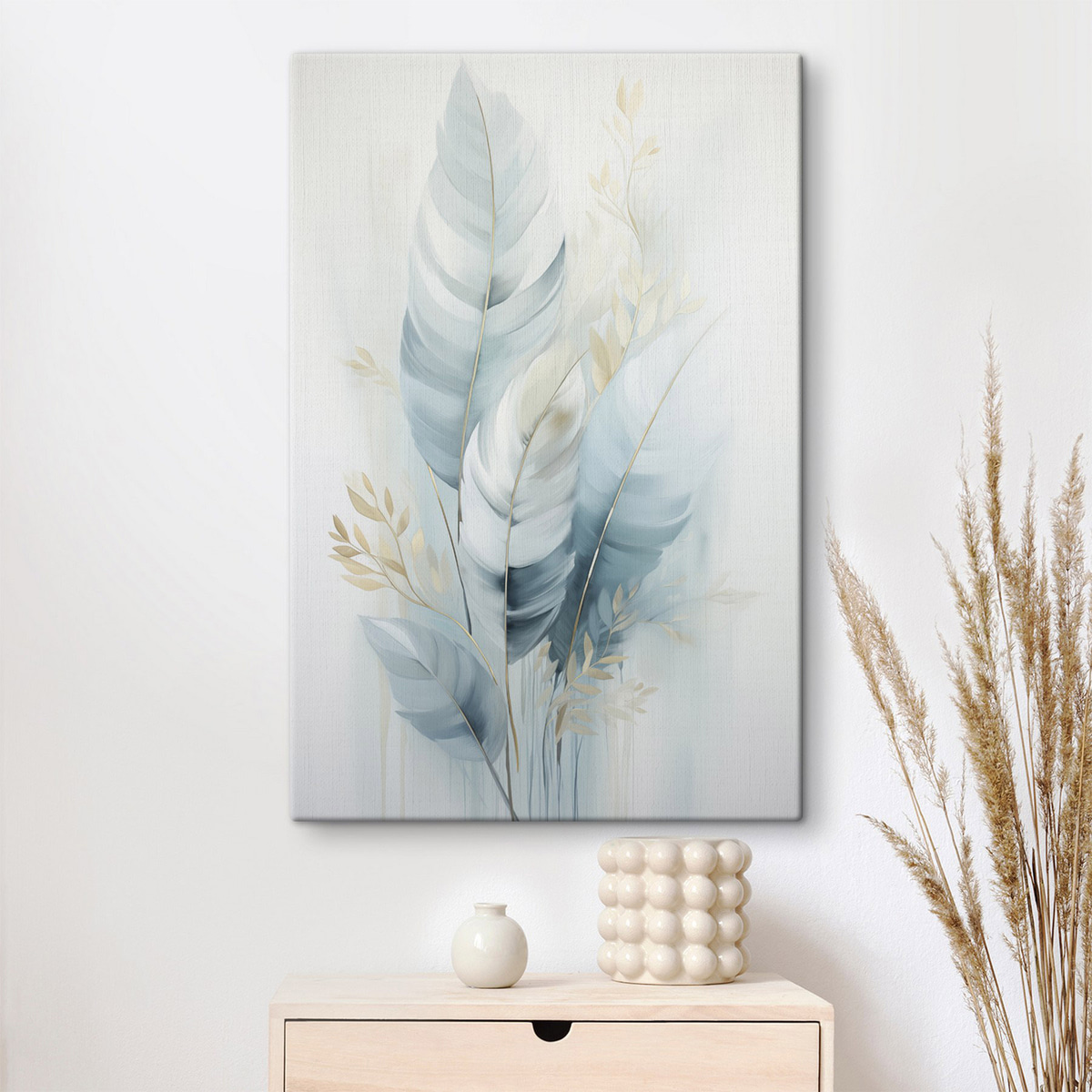 Grote, zachte veren in blauw- en wittinten met delicate beige blaadjes — interieur 1