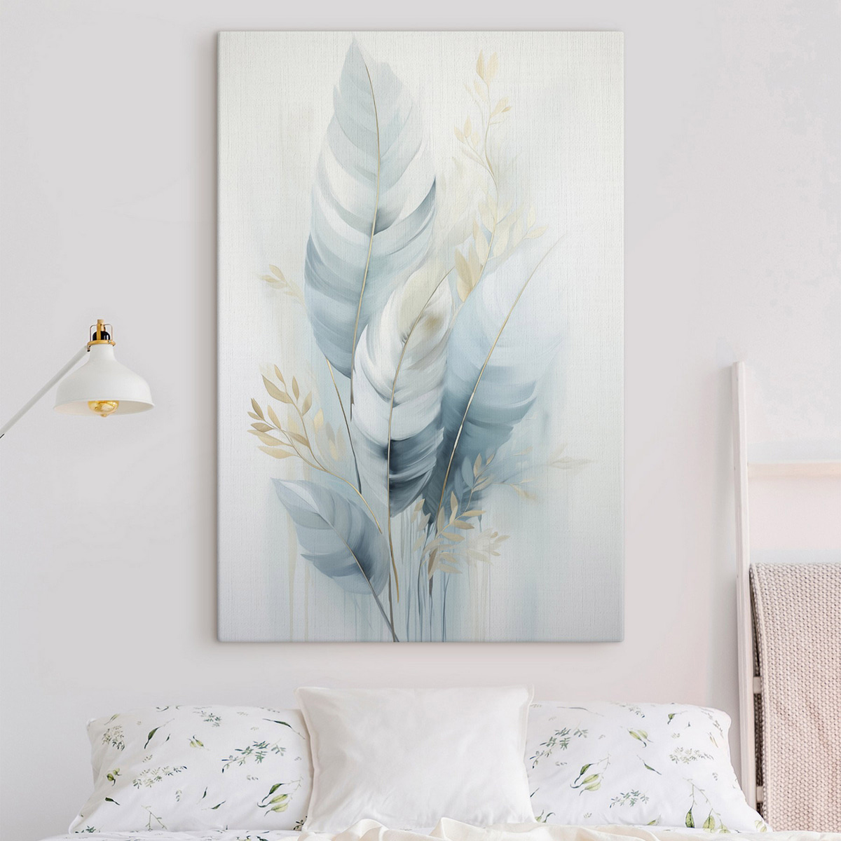 Grote, zachte veren in blauw- en wittinten met delicate beige blaadjes — interieur 2