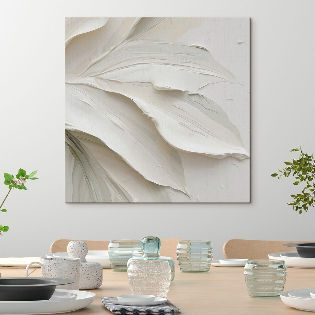 Witte penseelbladeren buigen samen in een interieur