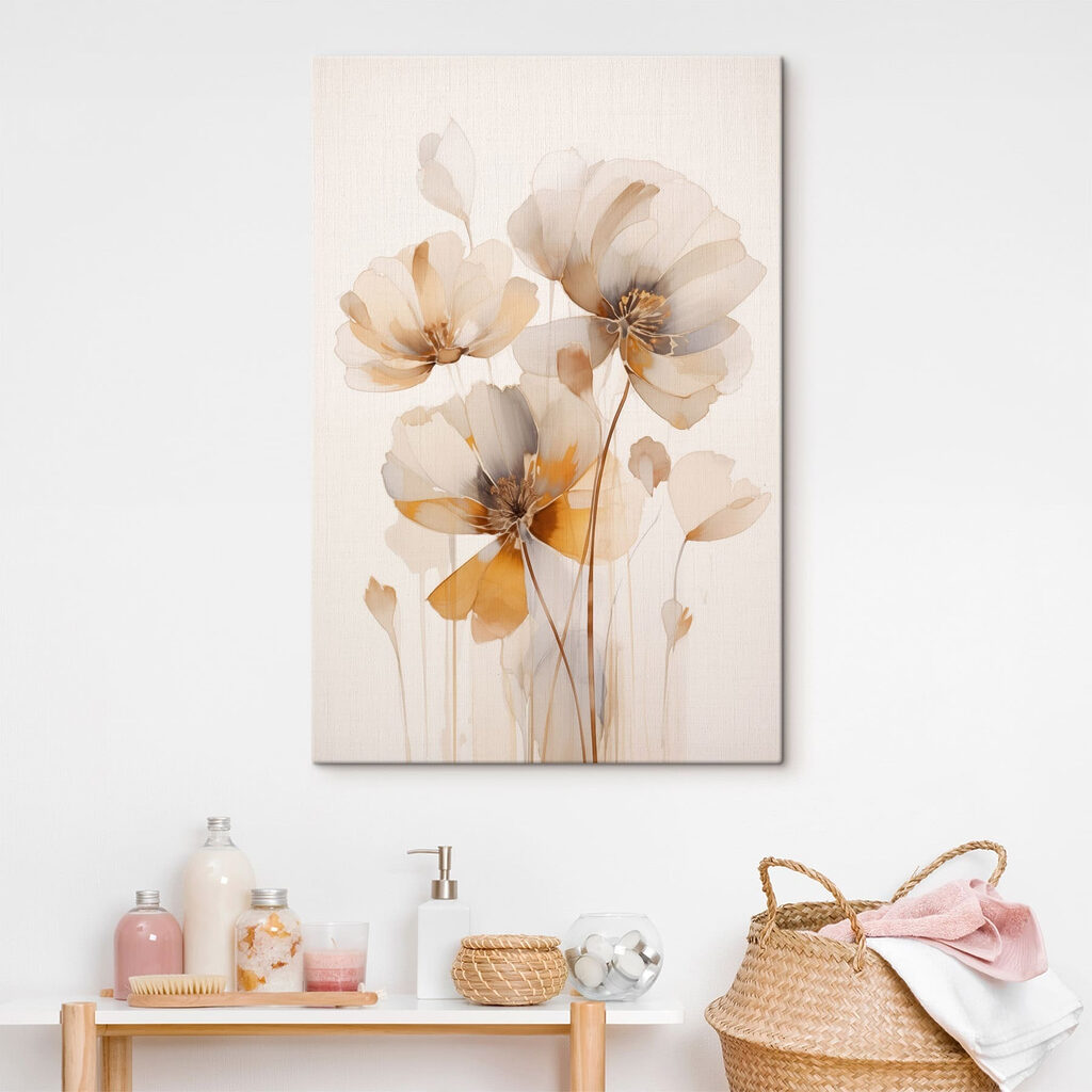 Bloesems in zachte okertinten in een interieur