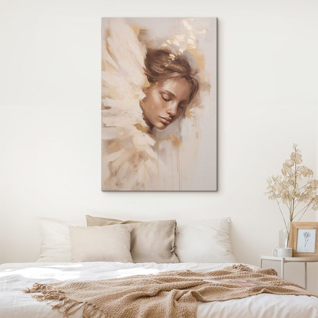 Neergebogen gezicht tussen veren in een interieur