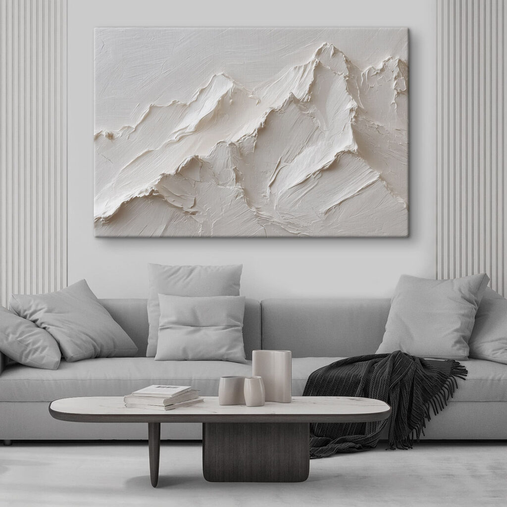 Witte berg met een paar lagen sneeuw in een interieur