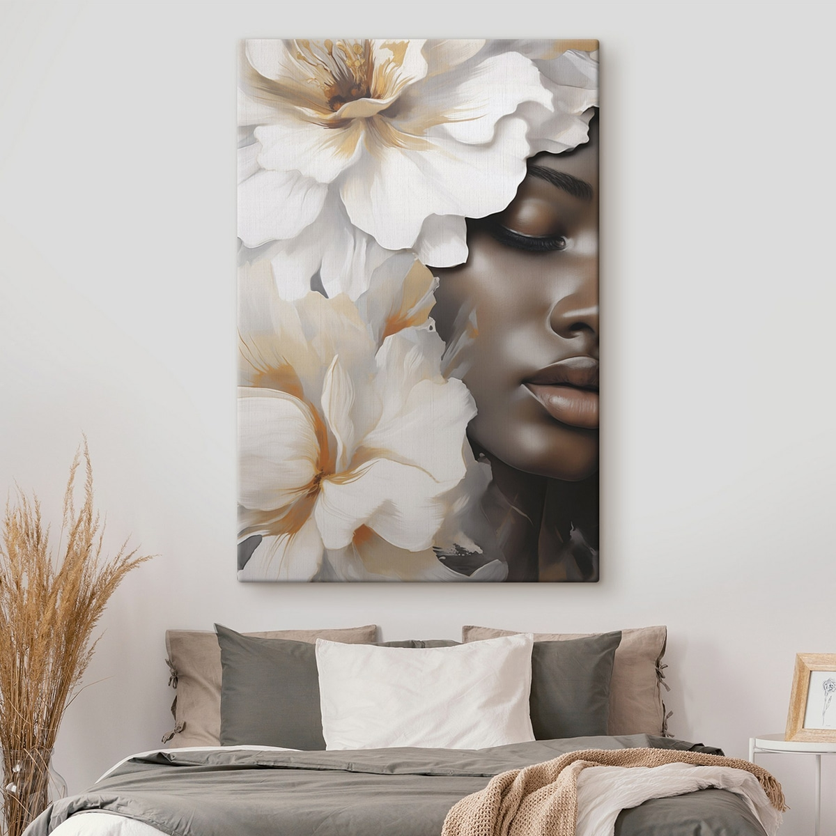 Het gezicht van een meisje tussen de bloemen in een interieur