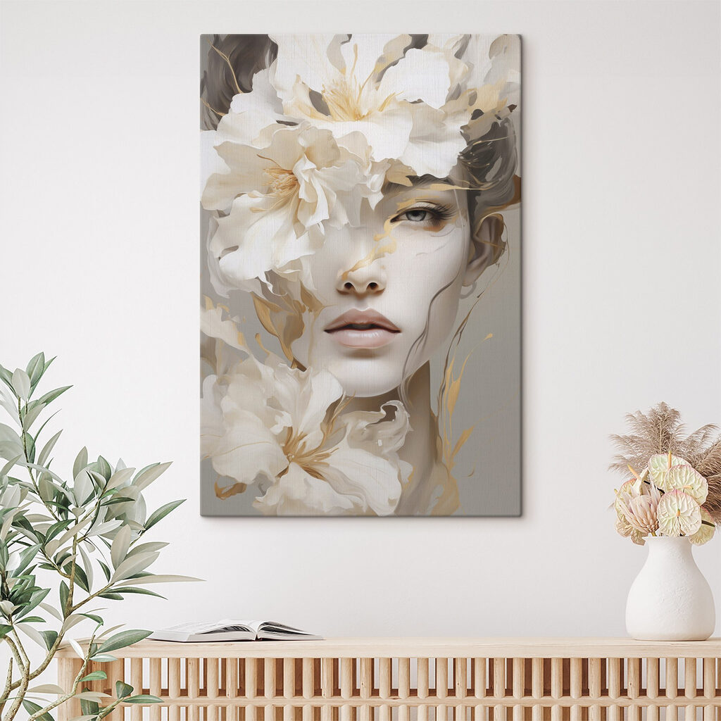 Vrouw met bloemen op haar gezicht in een interieur
