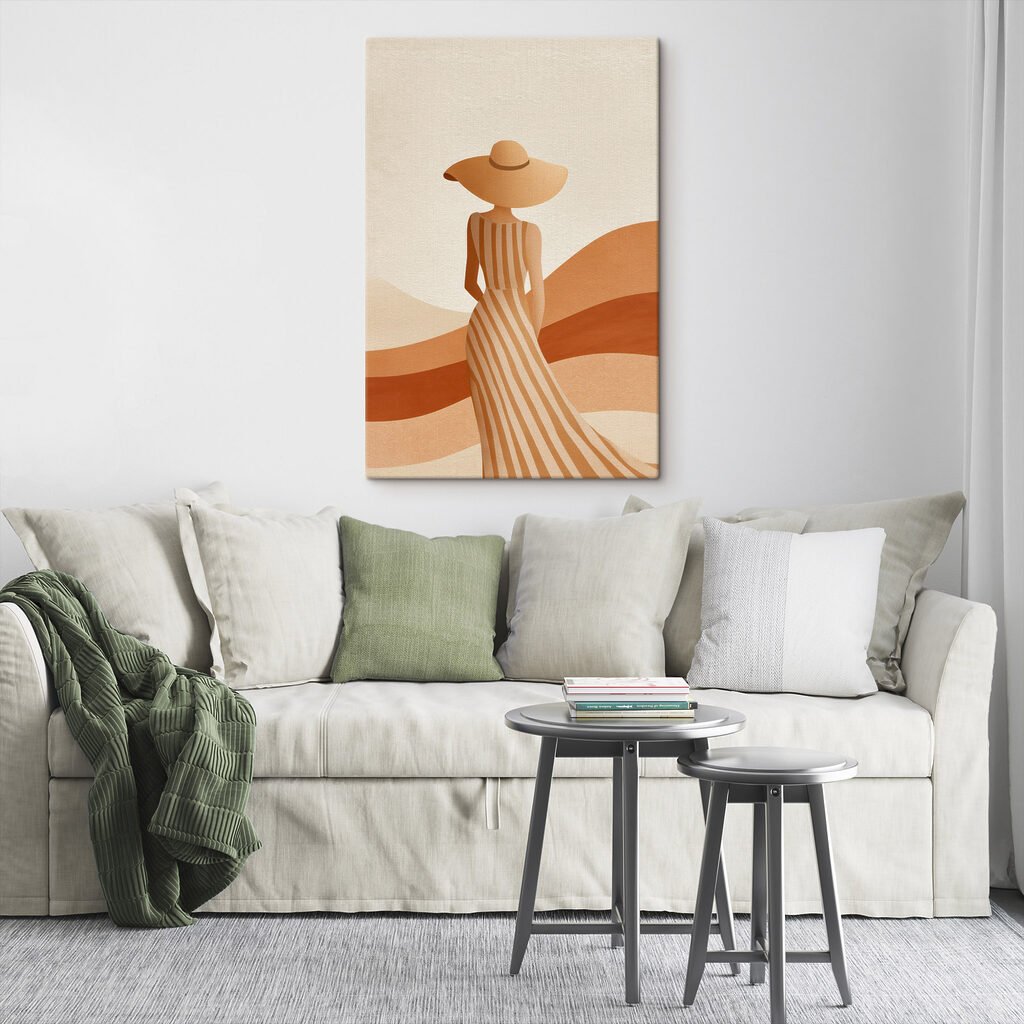 Vrouw met een hoed en een jurk in een interieur