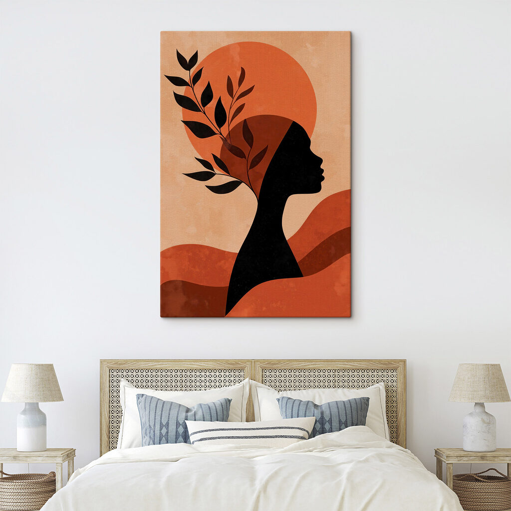 Silhouet van een vrouw met bladeren op haar hoofd in een interieur